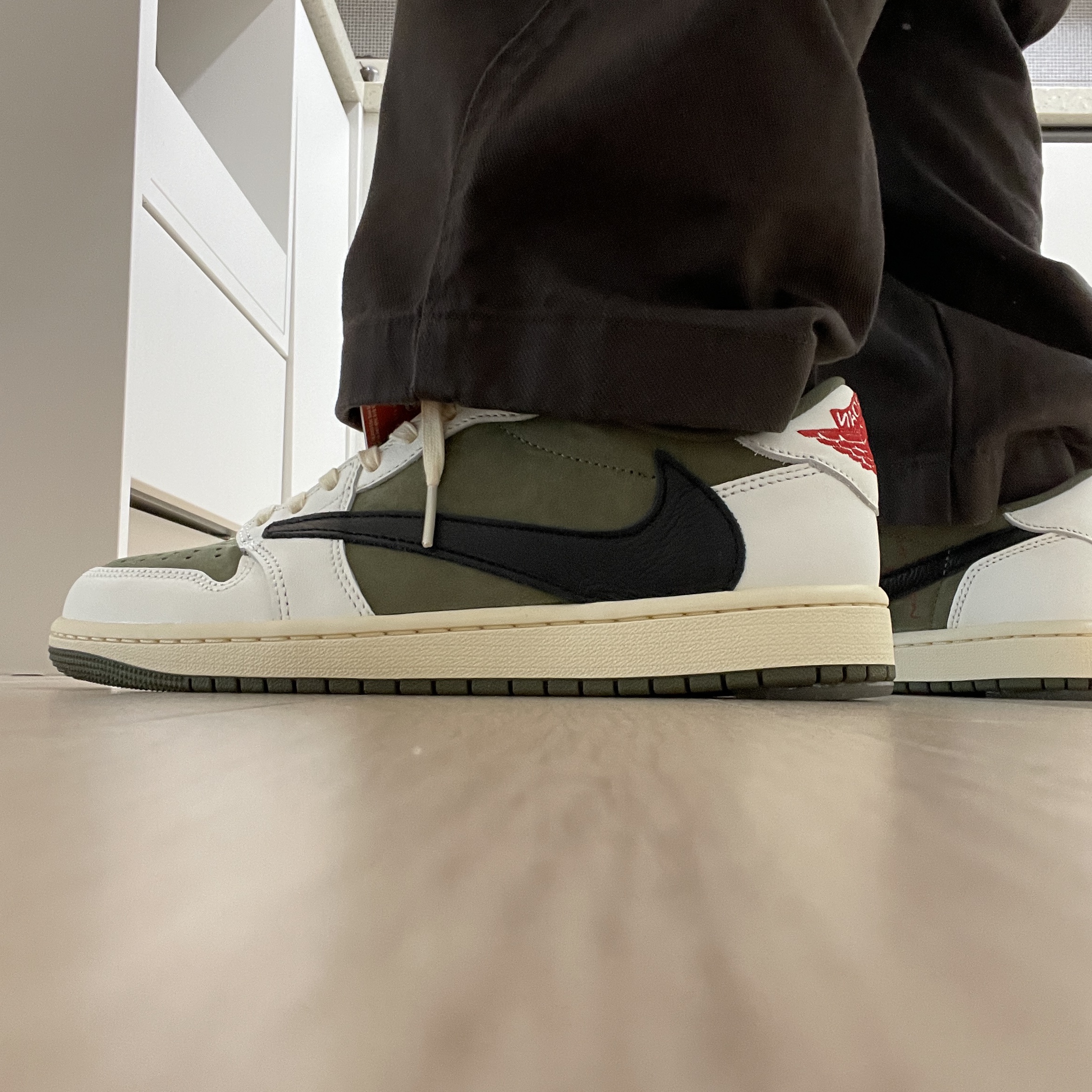 Jordan 1 x Travis Scott Retro Low OG SP Reverse Olive 착용 스타일 - 3