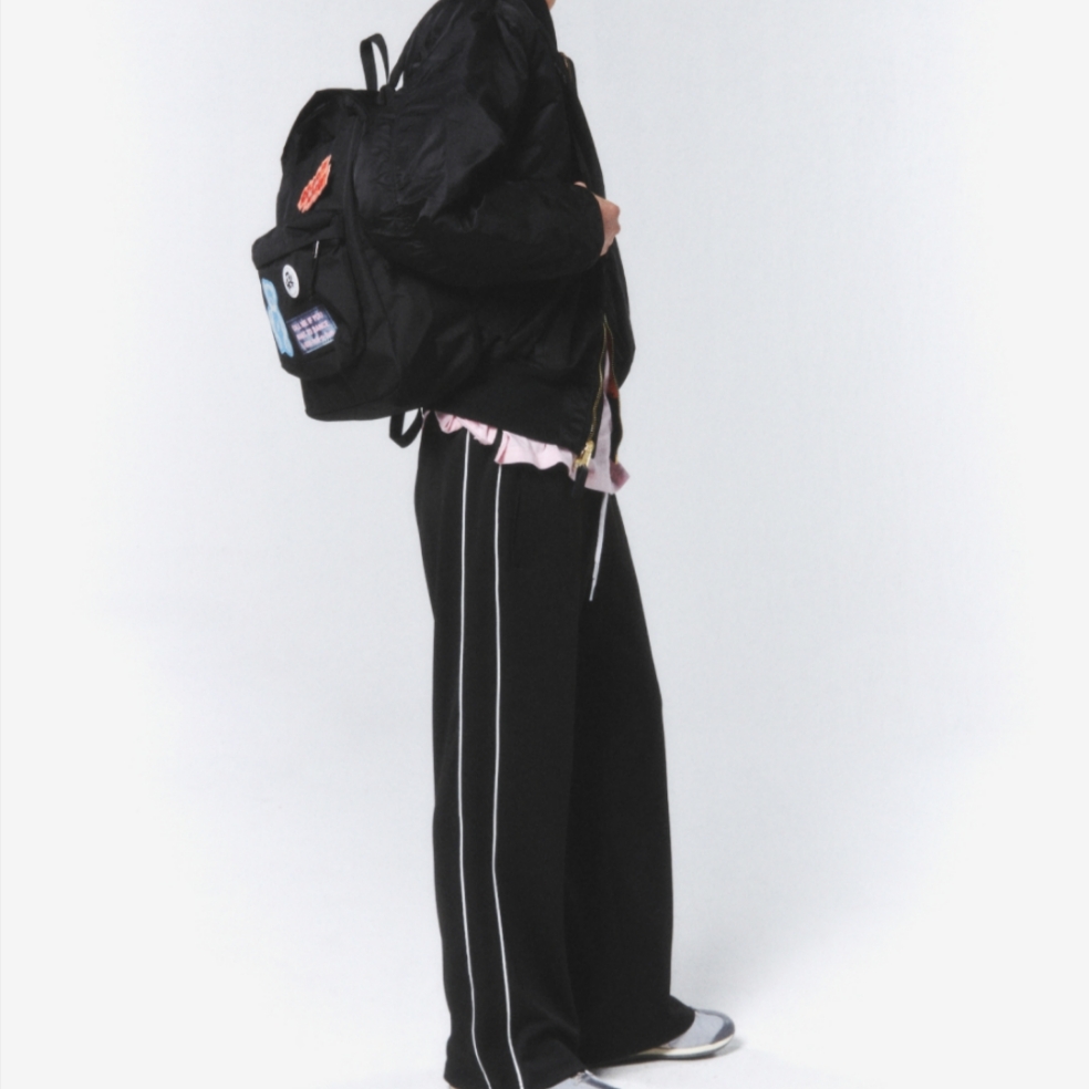 LE SSERAFIM Track Jacket Black, LE SSERAFIM Track Pants Black 착용 스타일 - 10
