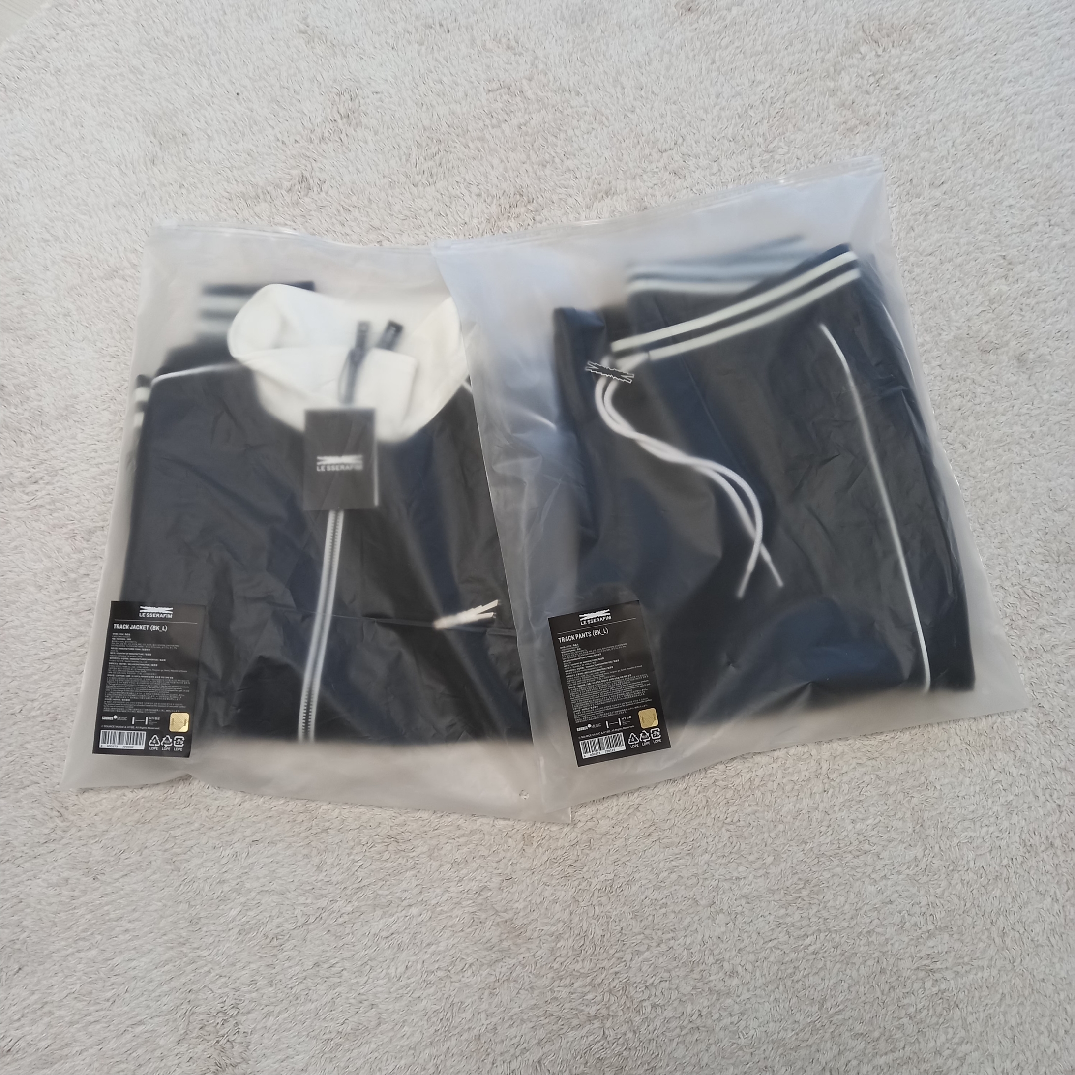LE SSERAFIM Track Pants Black, LE SSERAFIM Track Jacket Black 착용 스타일 - 2