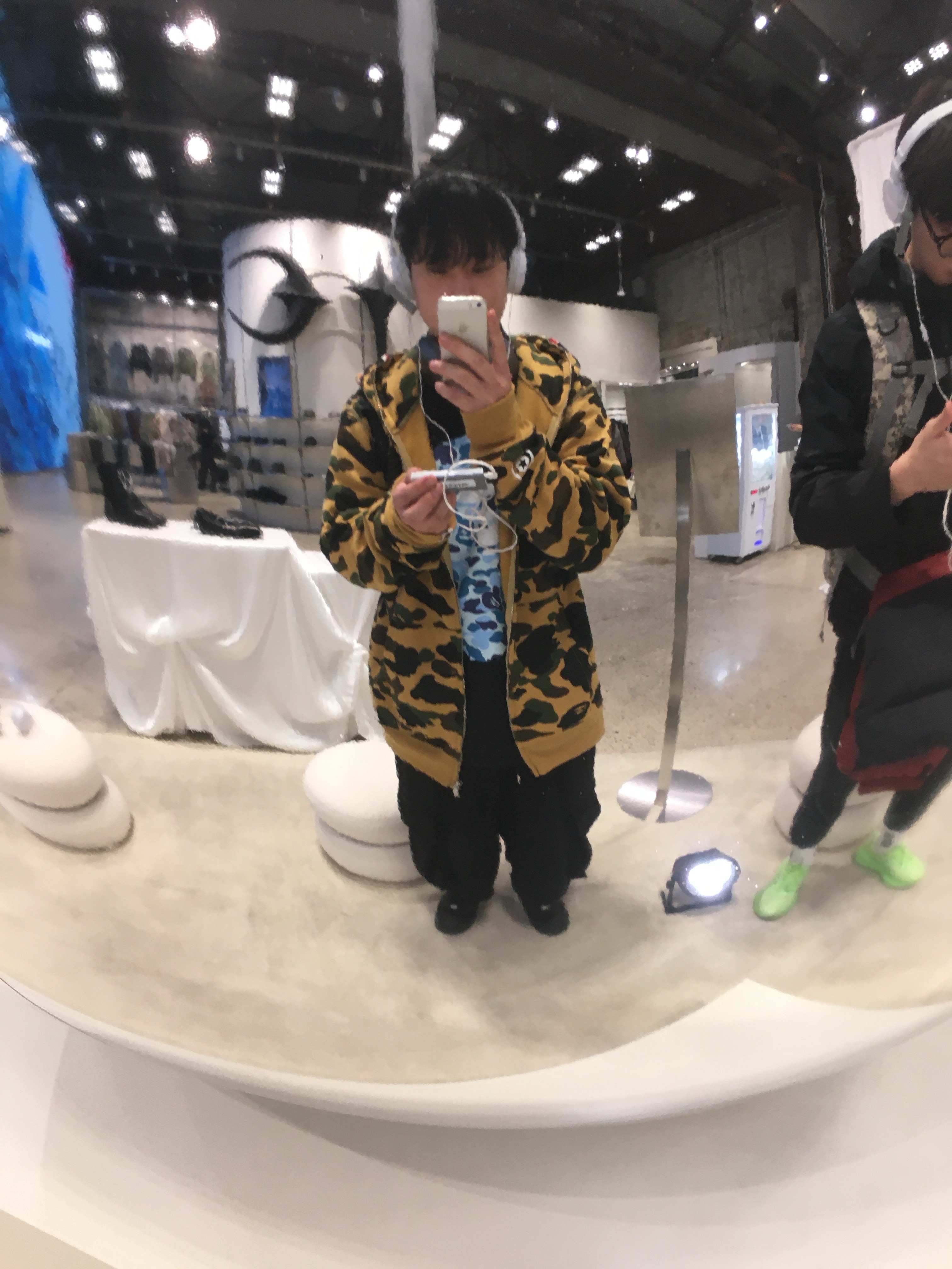 BAPE PONR 1st Camo 2nd Shark Full Zip Hoodie Yellow, BAPE ABC Camo Big Ape Head T-Shirt Black Blue 착용 스타일 - 2