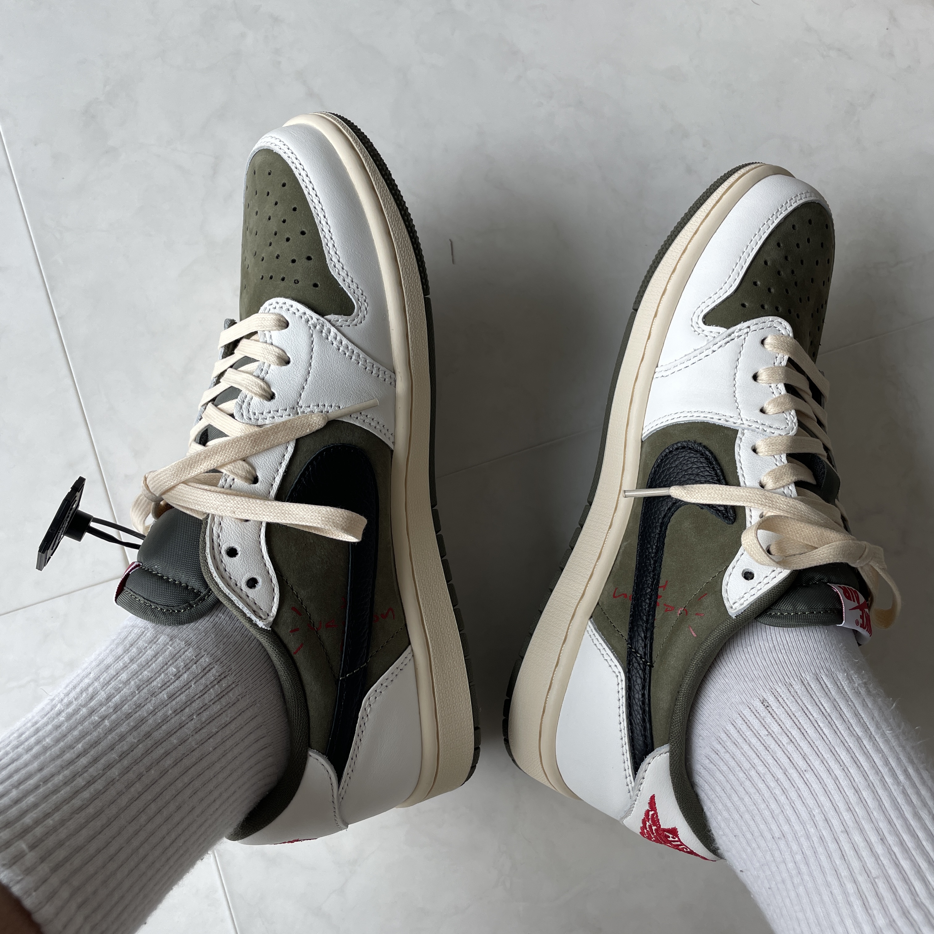 Jordan 1 x Travis Scott Retro Low OG SP Reverse Olive 착용 스타일 - 6