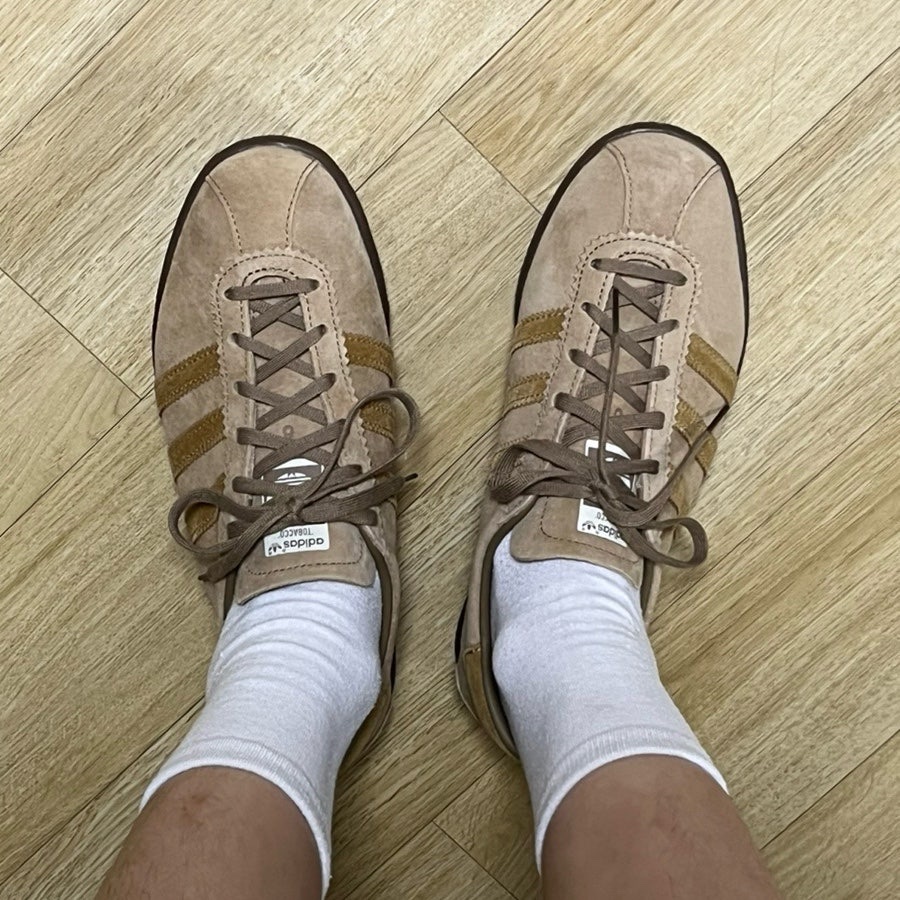 Adidas Tobacco Pantone Mesa 착용 스타일 - 1