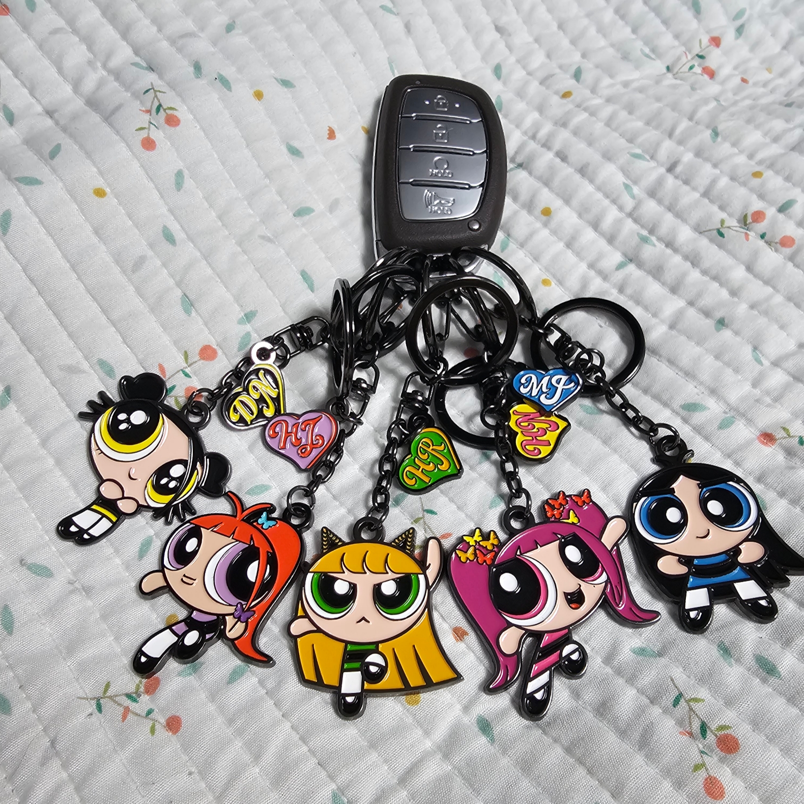 NewJeans x The Powerpuff Girls Metal Keyring Minji, NewJeans x The Powerpuff Girls Metal Keyring Hyein 착용 스타일