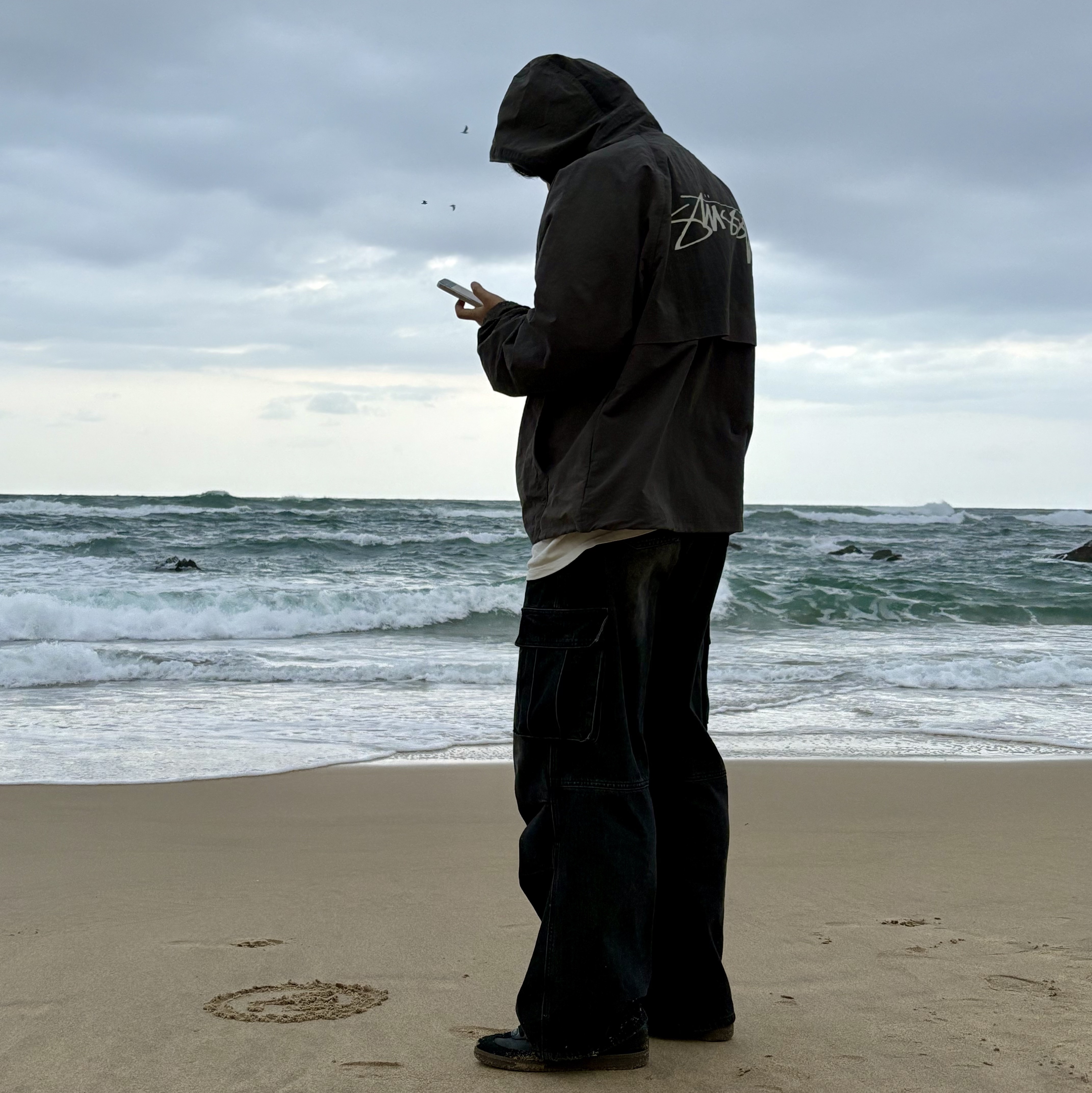 Stussy Wave Dye Beach Shell Jacket Black, Stussy 8 Ball Pigment Dyed T-Shirt Natural 착용 스타일 - 3