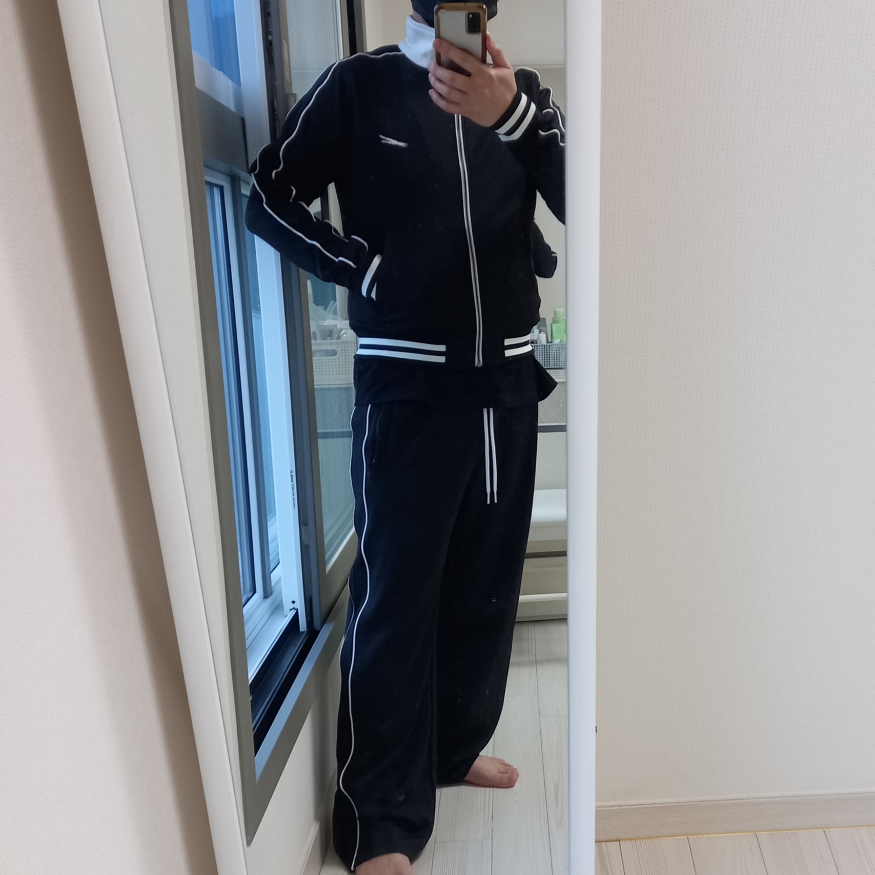 LE SSERAFIM Track Jacket Black, LE SSERAFIM Track Pants Black 착용 스타일 - 4