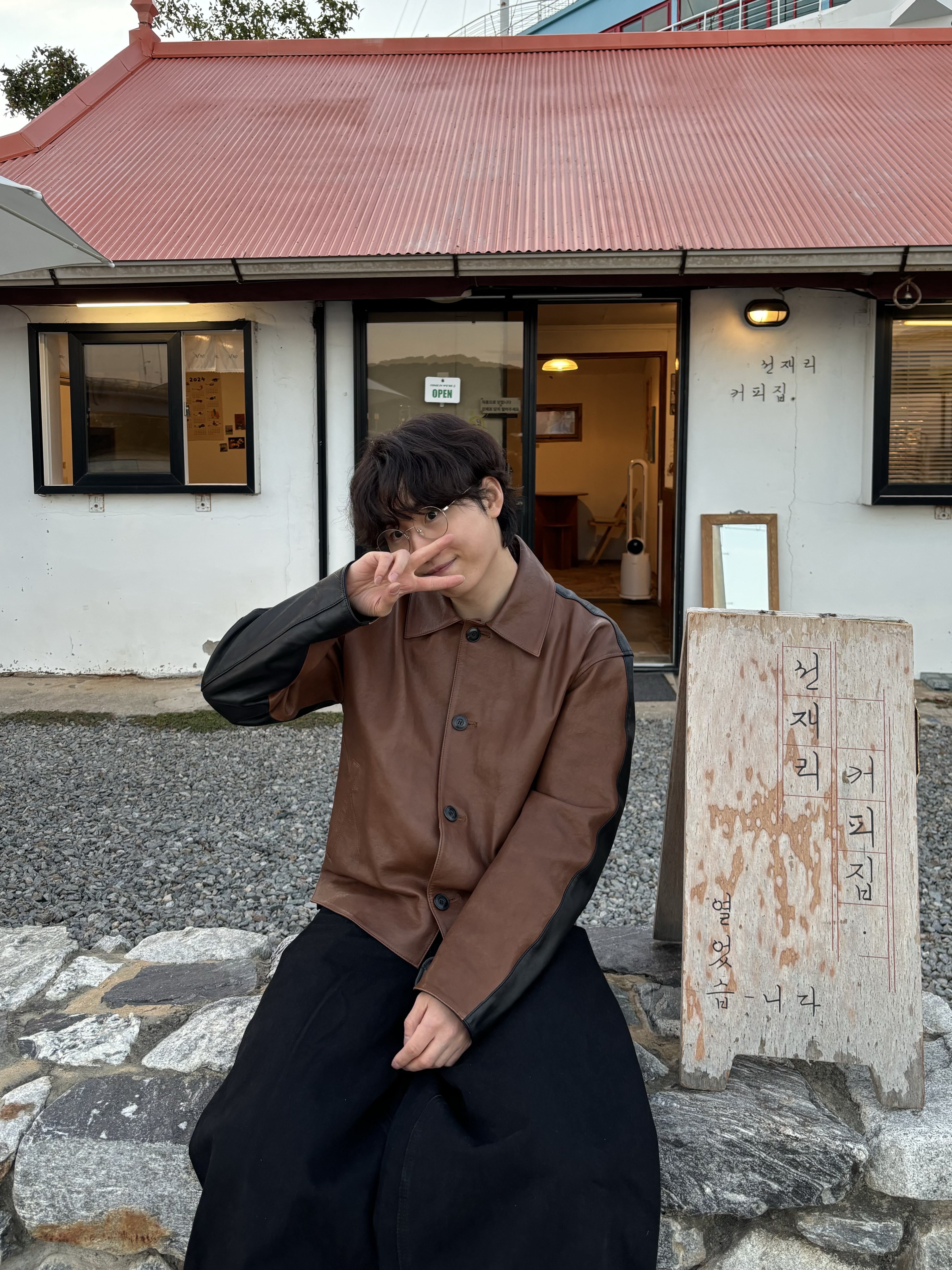 Clarks Wallabee Black Suede, Clarks Wallabee Gore-Tex Black Suede 착용 스타일 - 2