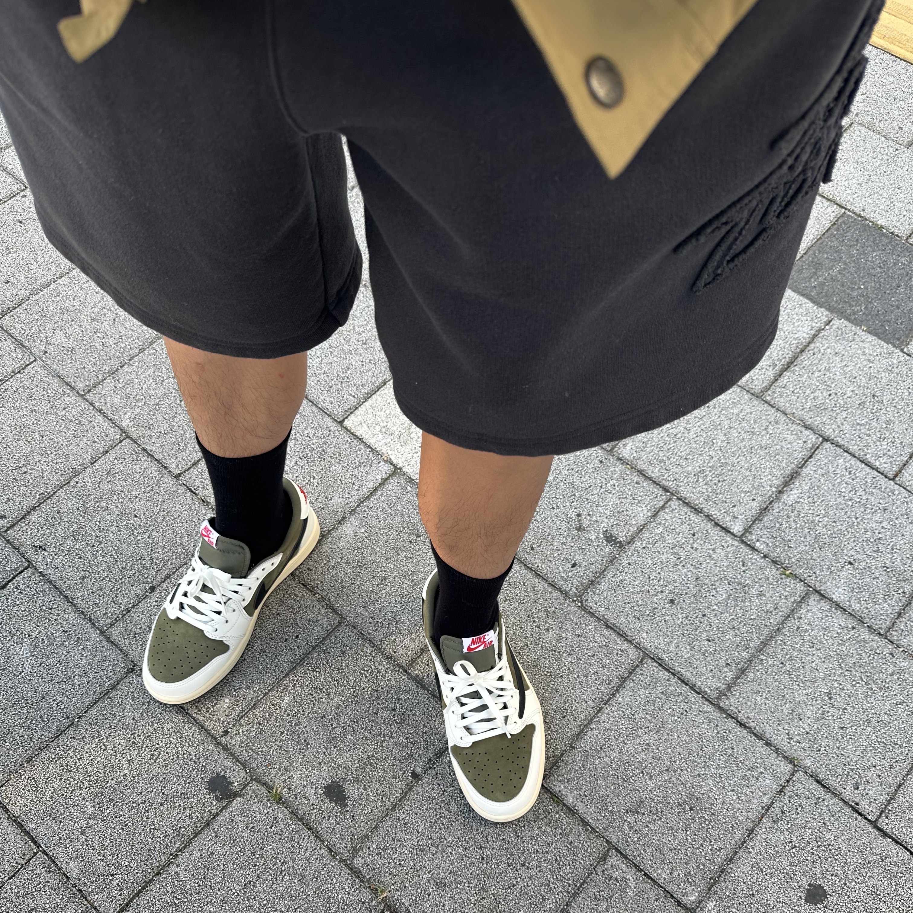 Jordan 1 x Travis Scott Retro Low OG SP Reverse Olive, Stussy Tonal Applique Fleece Shorts Black 착용 스타일