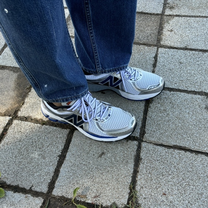 New Balance 860v2 Metallic Silver 착용 스타일