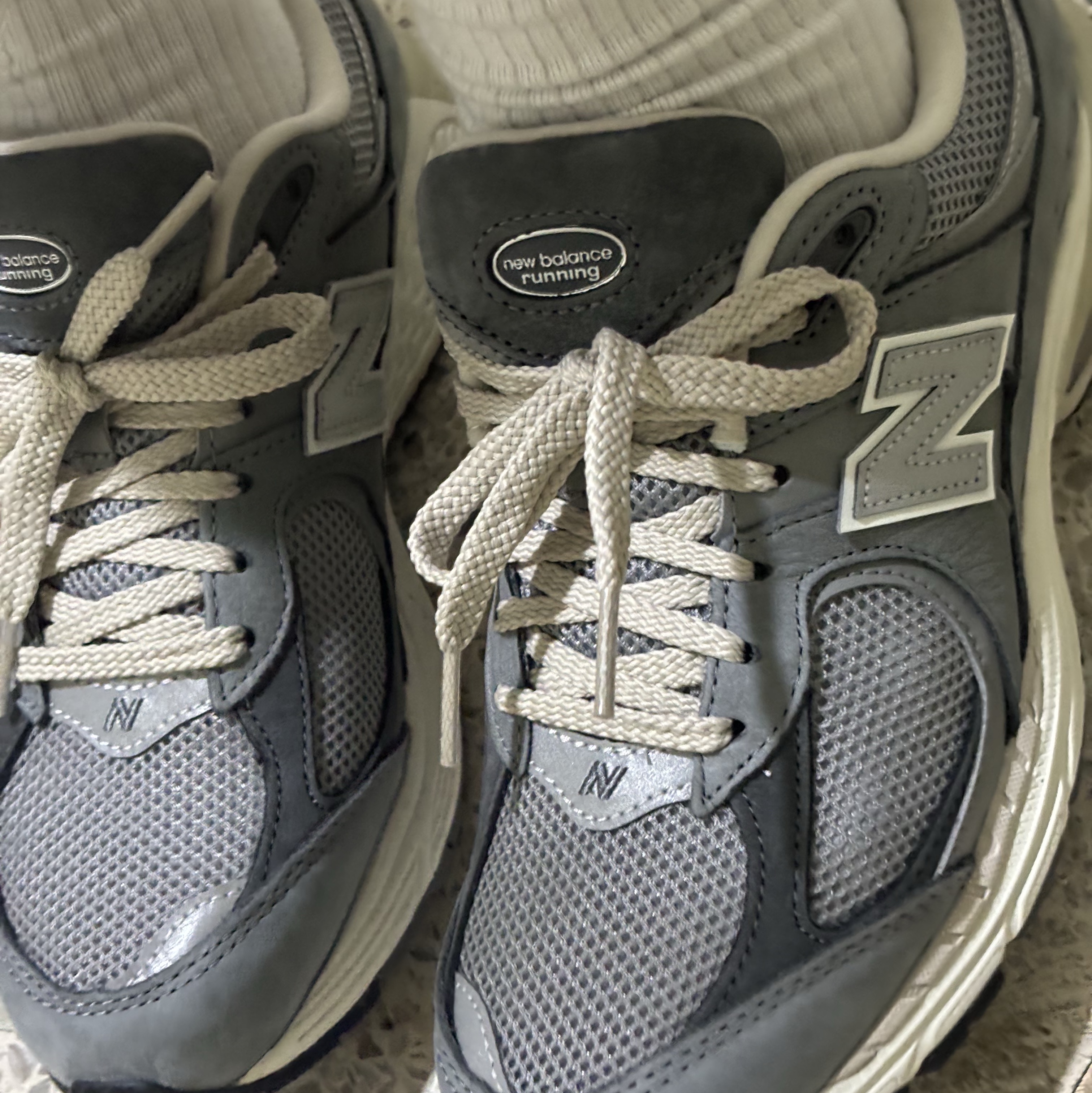 New Balance 2002R Premium Vintage Grey 착용 스타일 - 2