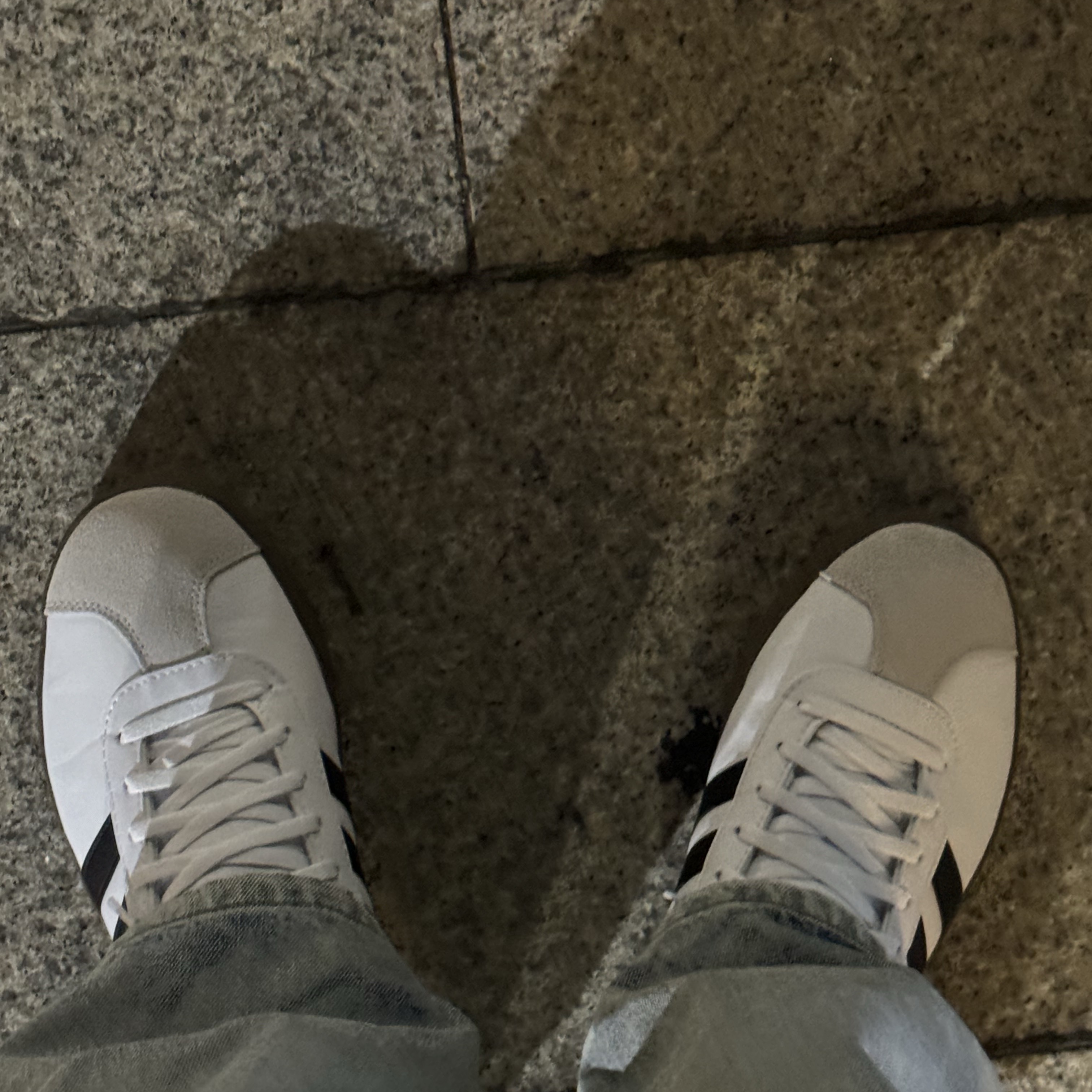 Adidas VL Court Base Cloud White Core Black 착용 스타일