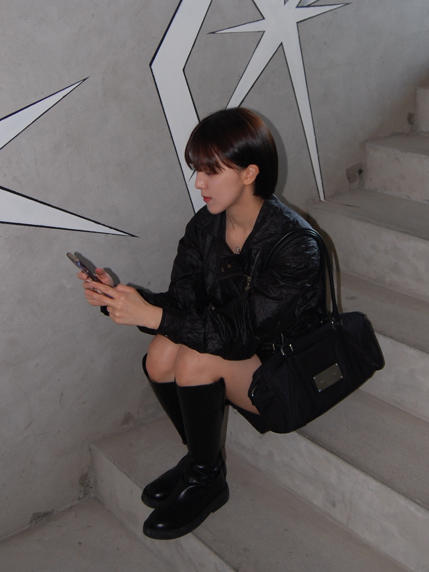 Matin Kim Sporty Tote Bag Black 착용 스타일