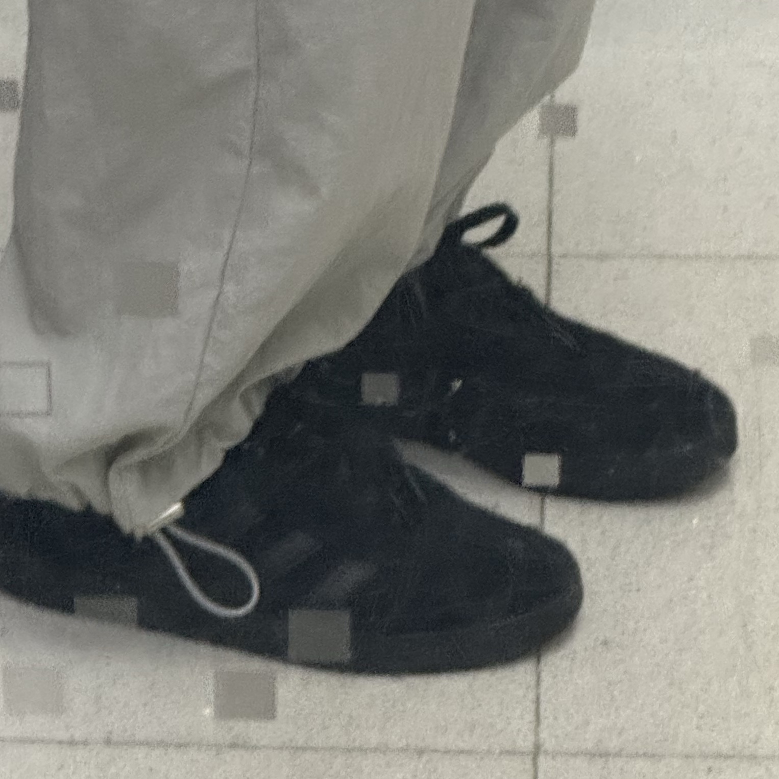 Adidas Gazelle Triple Black 착용 스타일 - 2