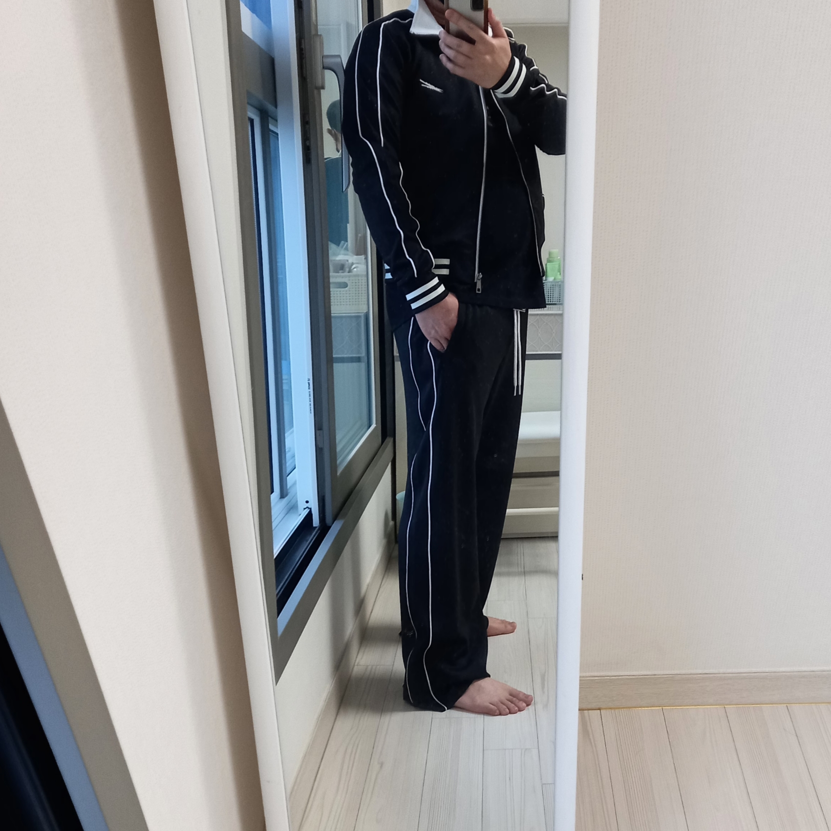 LE SSERAFIM Track Jacket Black, LE SSERAFIM Track Pants Black 착용 스타일 - 2