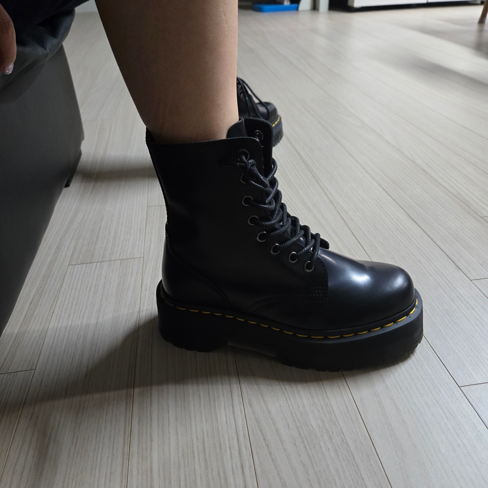 Dr. Martens Women Jadon Boot Smooth Leather Platforms Black 착용 스타일