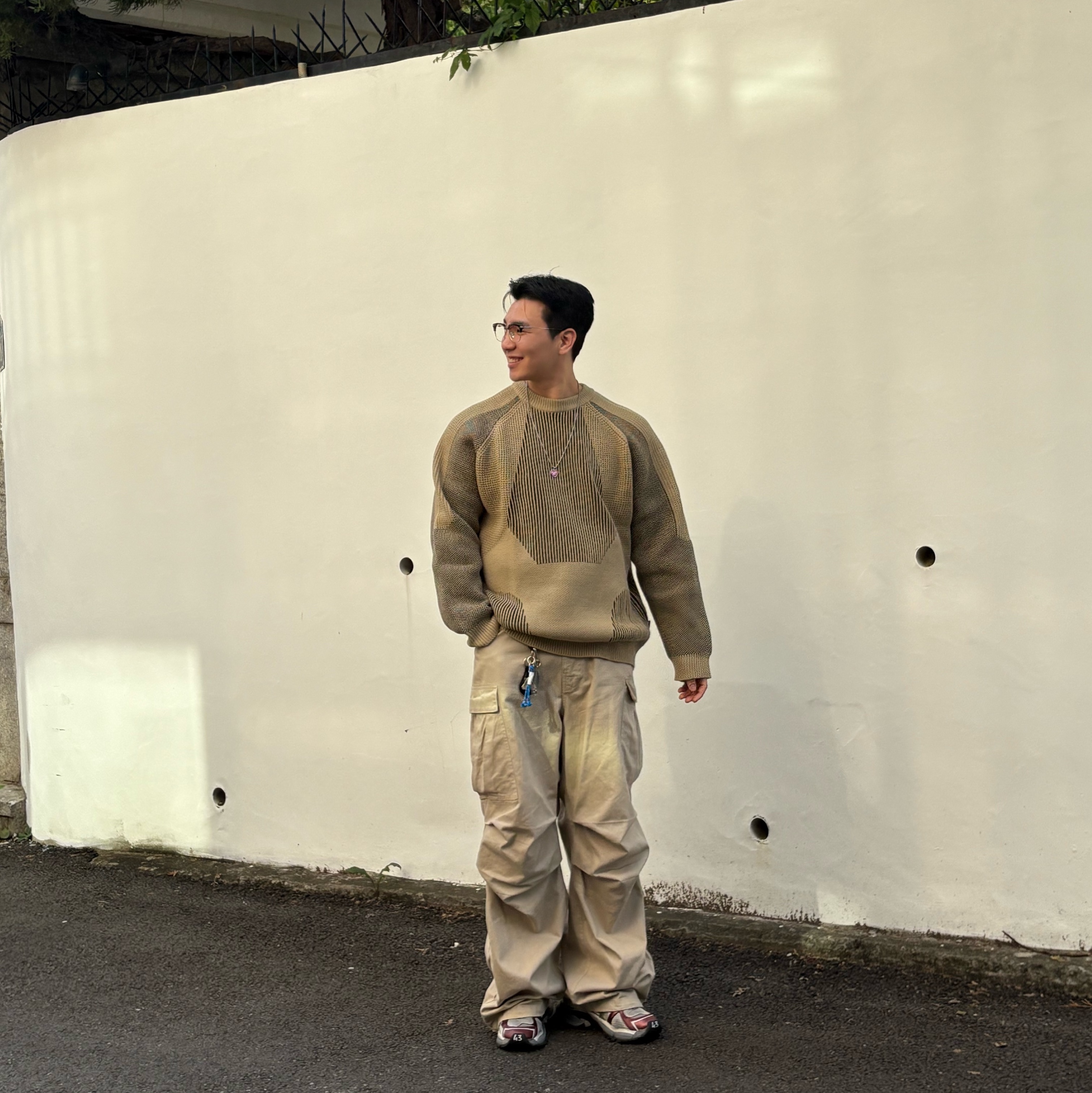 Ajobyajo Paneled Mixed Knit Sweater Beige, Nonnod Side Zip Cargo Pants Beige 착용 스타일 - 1