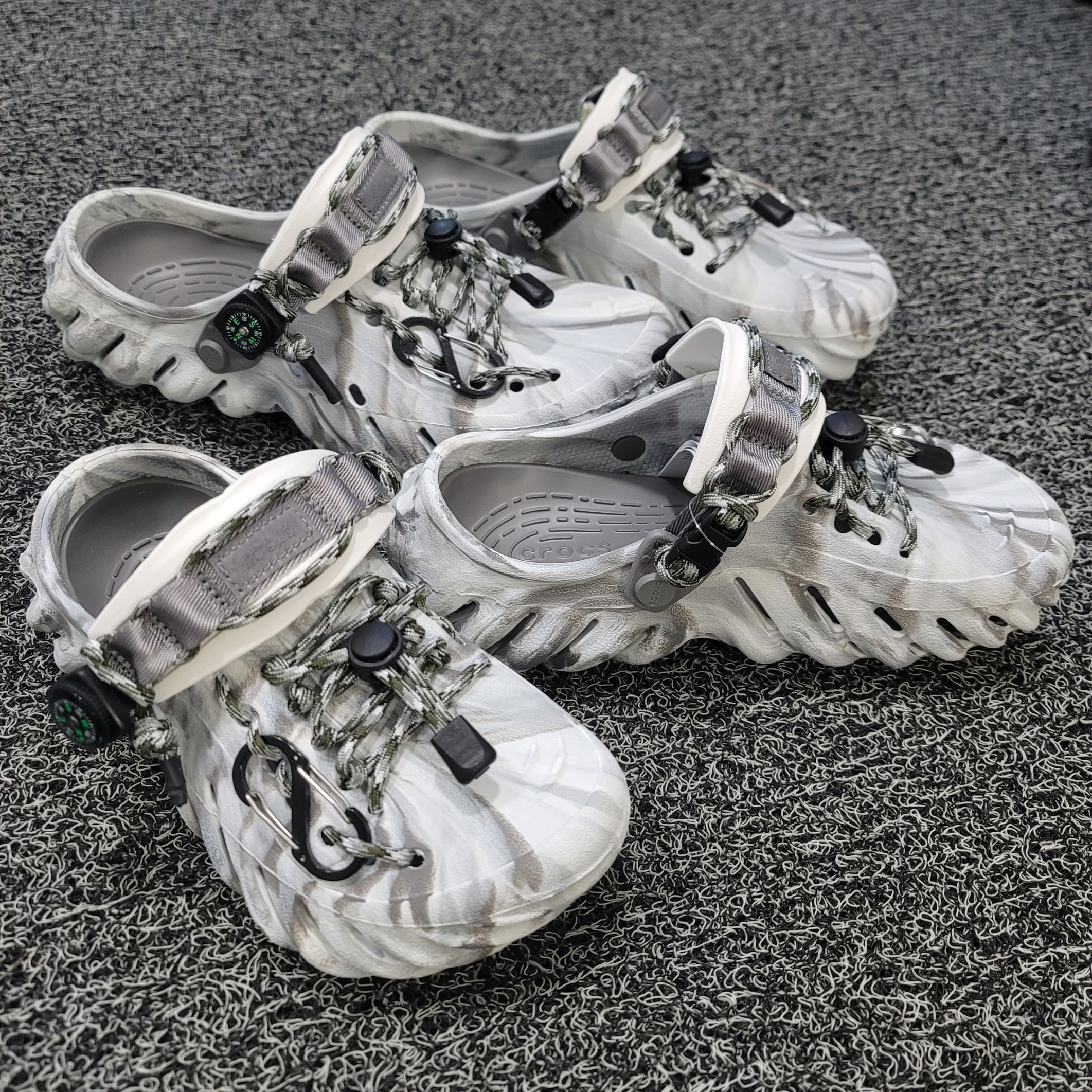 Crocs Echo Marbled Clog Moonlight Multi 착용 스타일 - 1