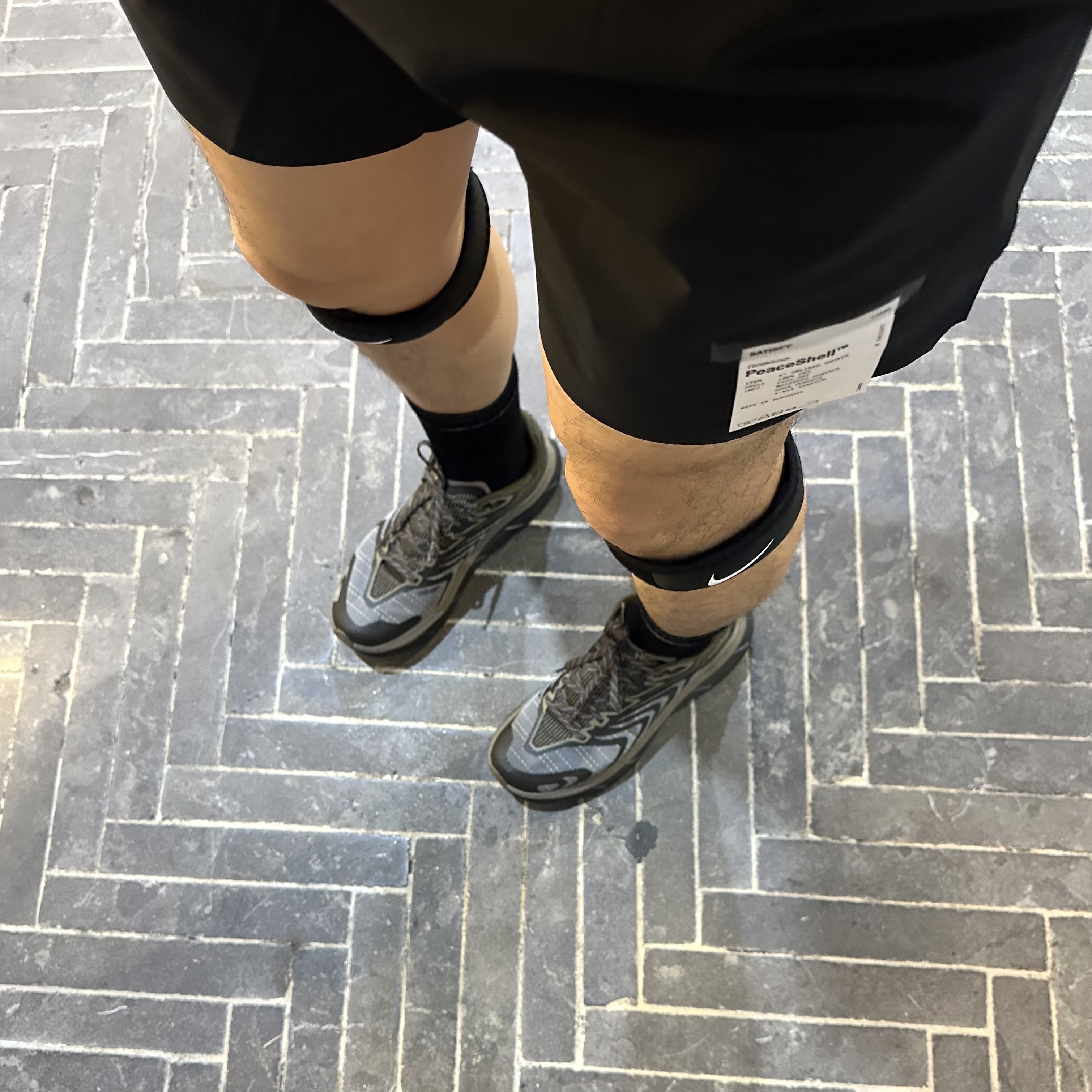 Satisfy Auralite LS T-Shirt Black, Satisfy PeaceShell 5 Unlined Shorts Black 착용 스타일 - 3