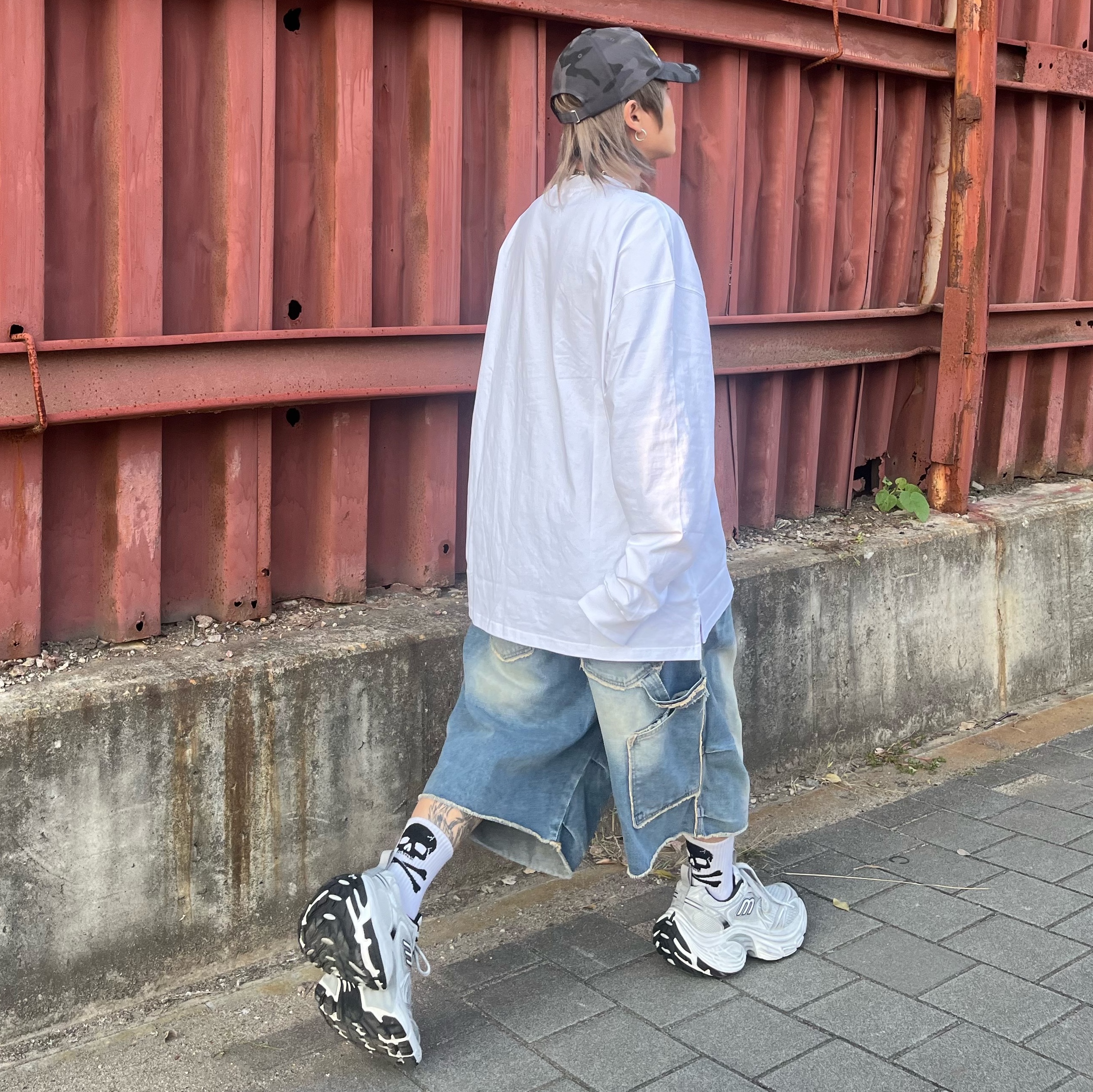 Balenciaga 10XL Sneakers White Grey Silver Black 착용 스타일 - 3