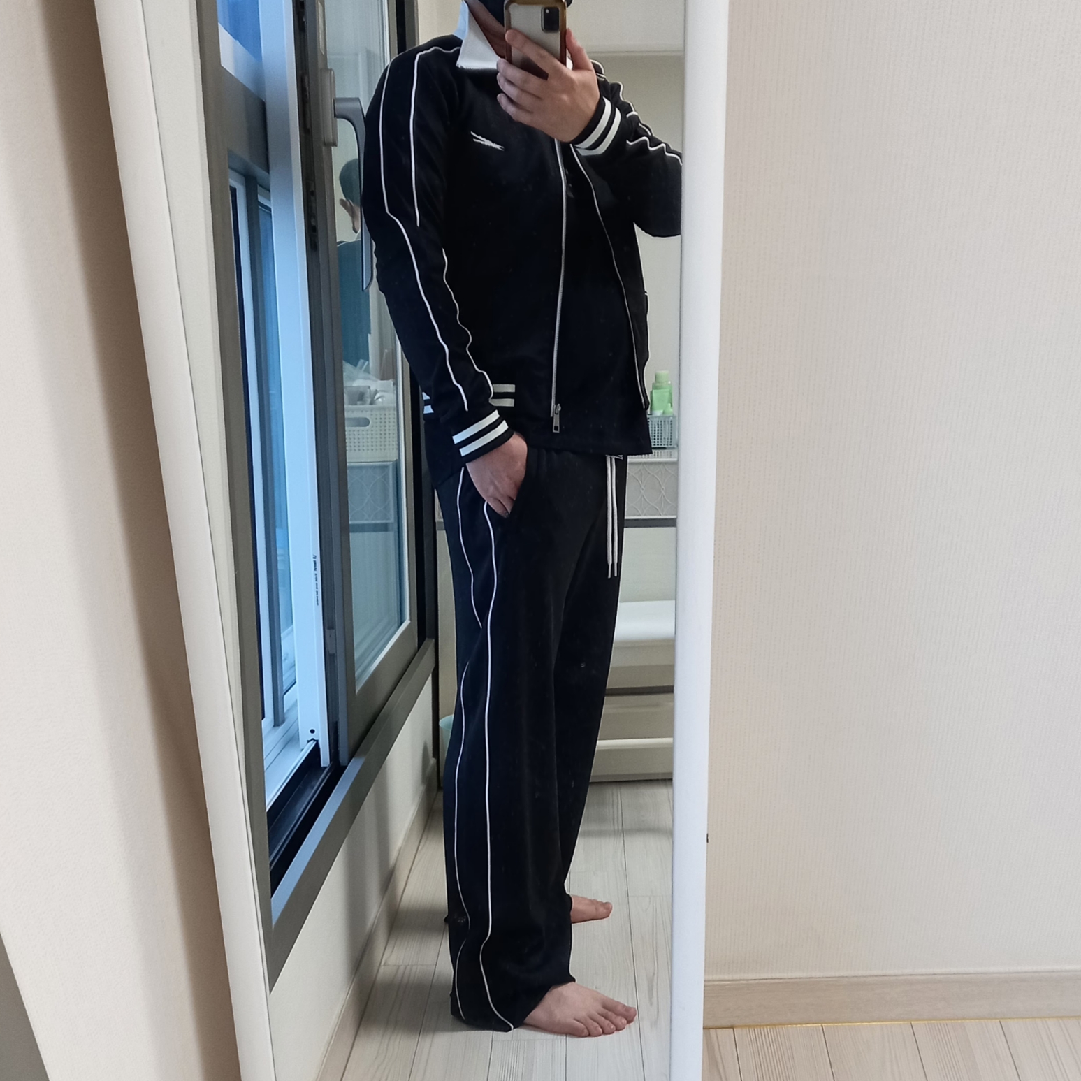 LE SSERAFIM Track Jacket Black, LE SSERAFIM Track Pants Black 착용 스타일 - 1