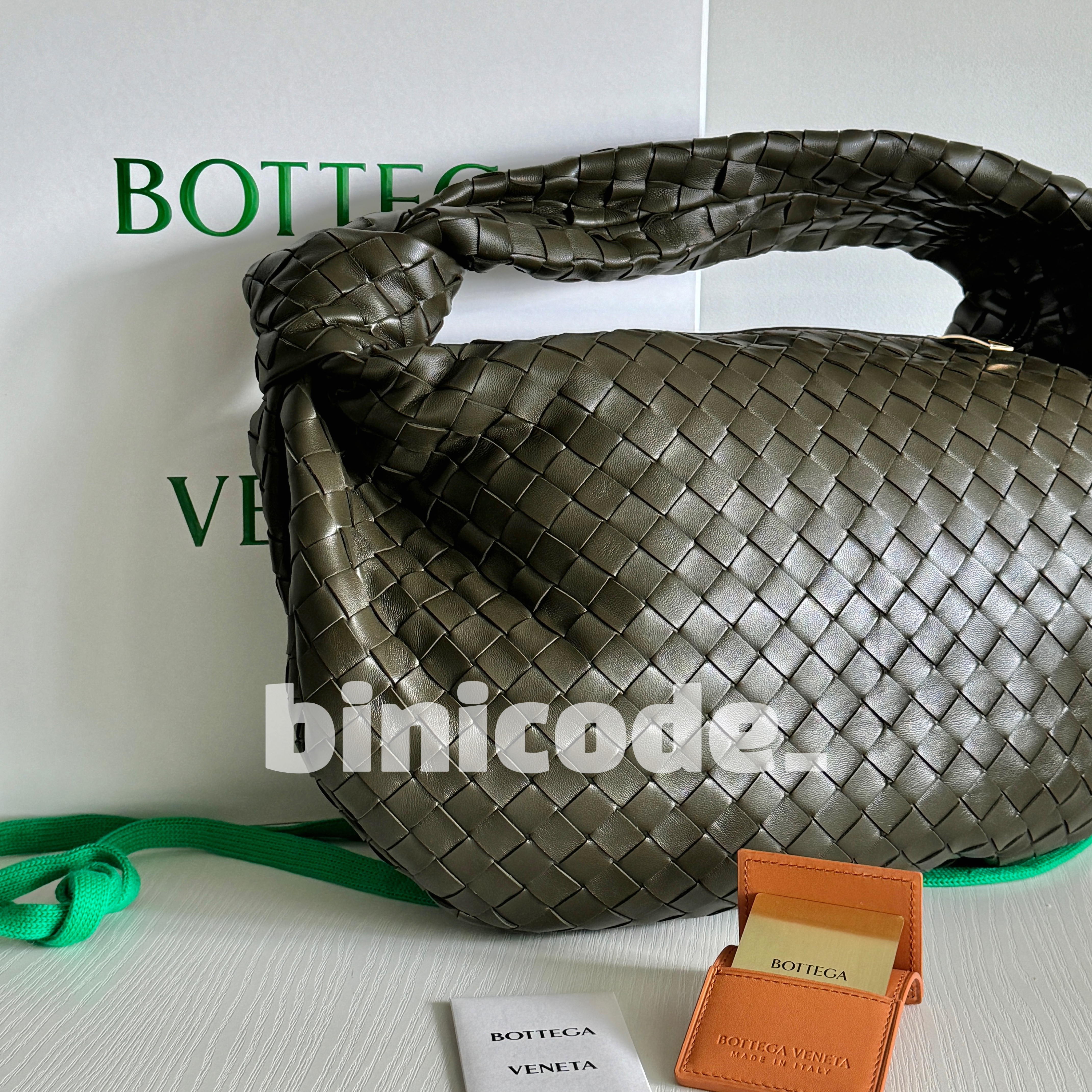 Bottega Veneta Small Jodie Khaki 착용 스타일