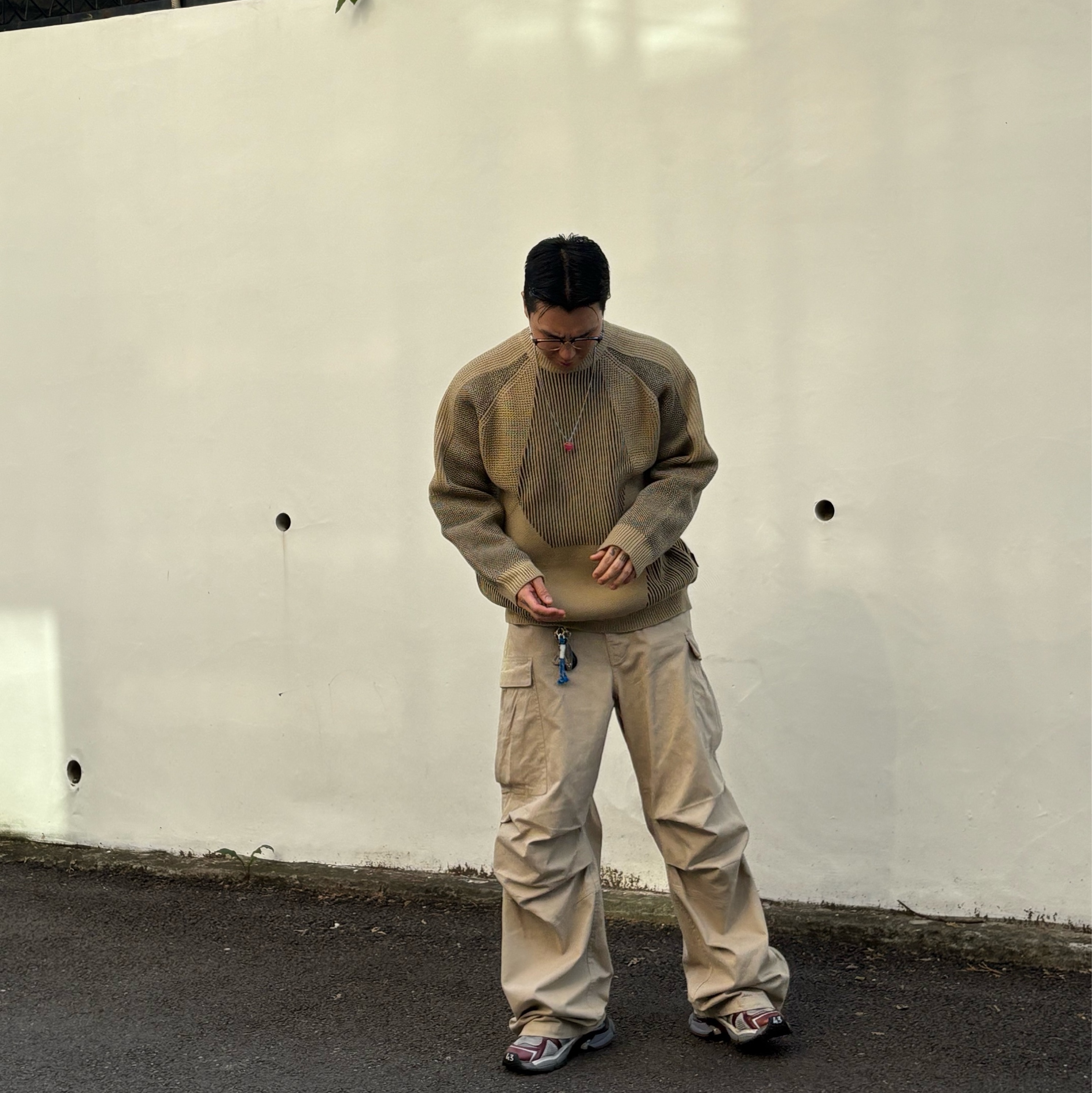 Ajobyajo Paneled Mixed Knit Sweater Beige, Nonnod Side Zip Cargo Pants Beige 착용 스타일 - 2