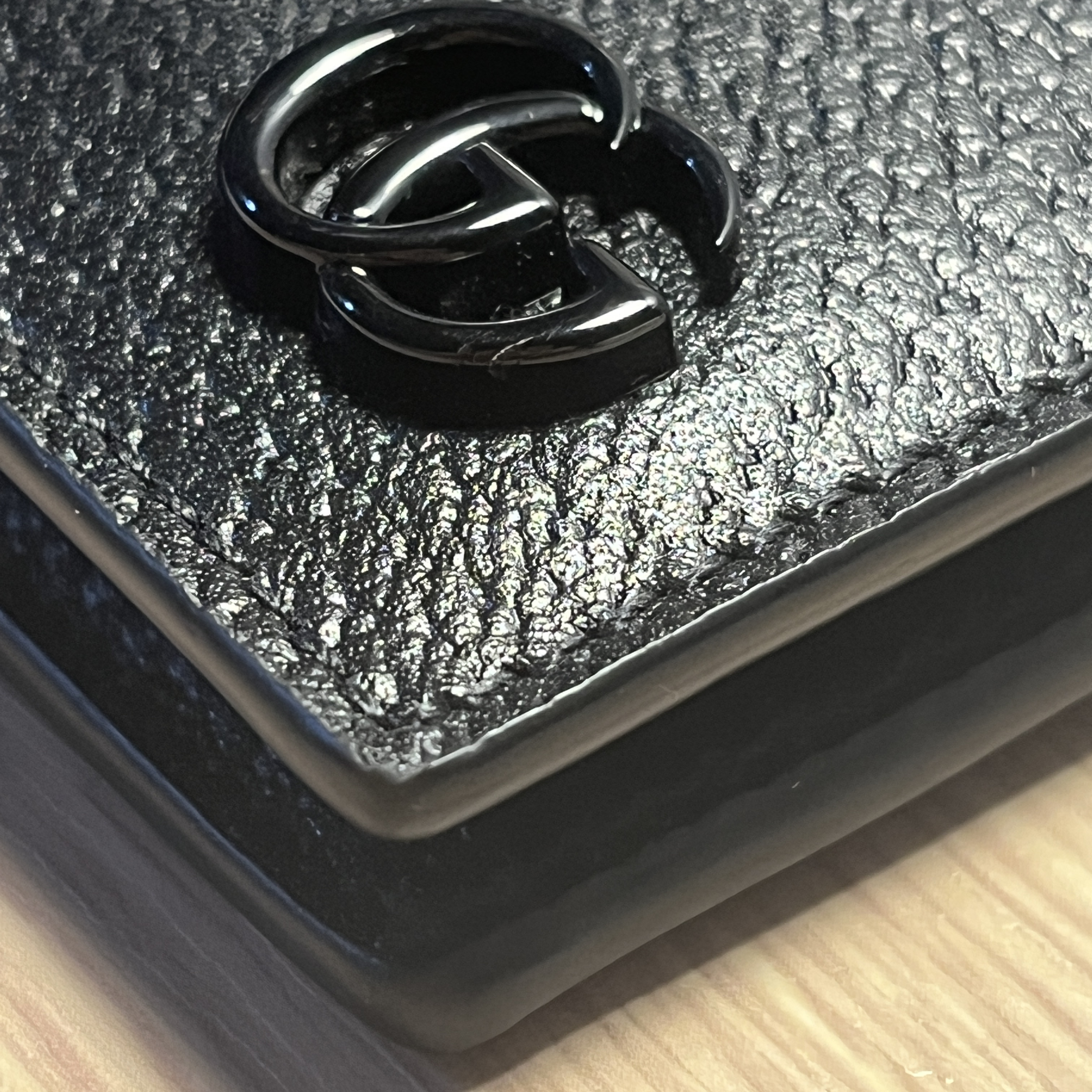Gucci GG Marmont Leather Bi-Fold Wallet Black 착용 스타일