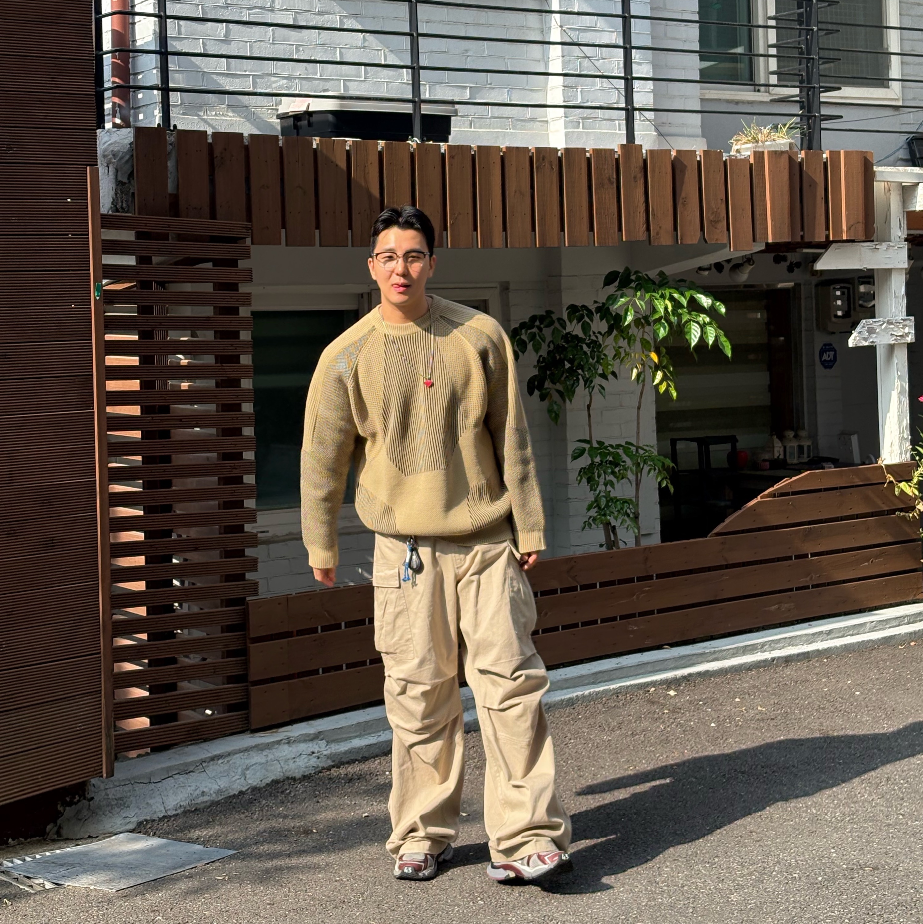 Ajobyajo Paneled Mixed Knit Sweater Beige, Nonnod Side Zip Cargo Pants Beige 착용 스타일 - 3