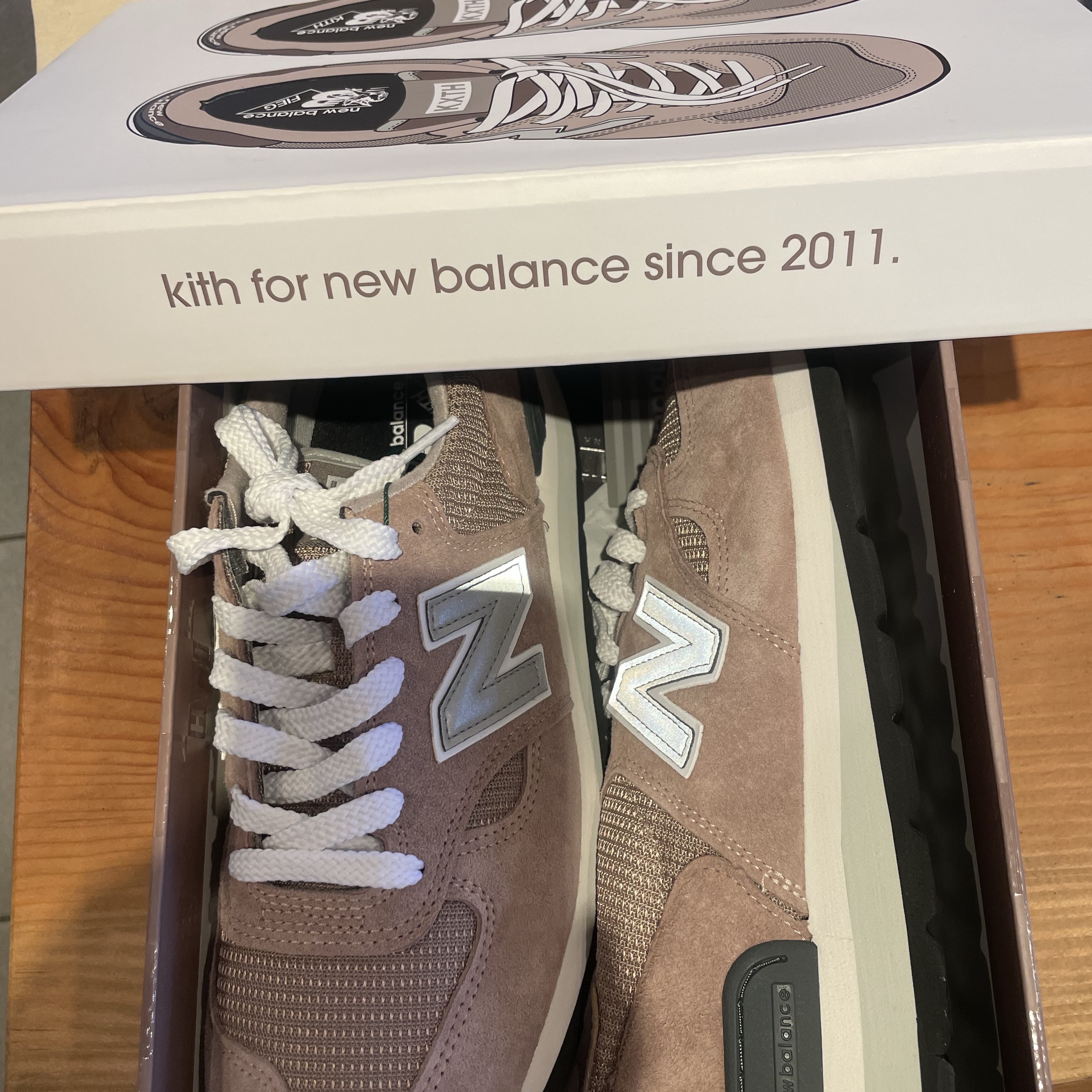 New Balance x Kith 990v1 Made in USA Dusty Rose 착용 스타일 - 3