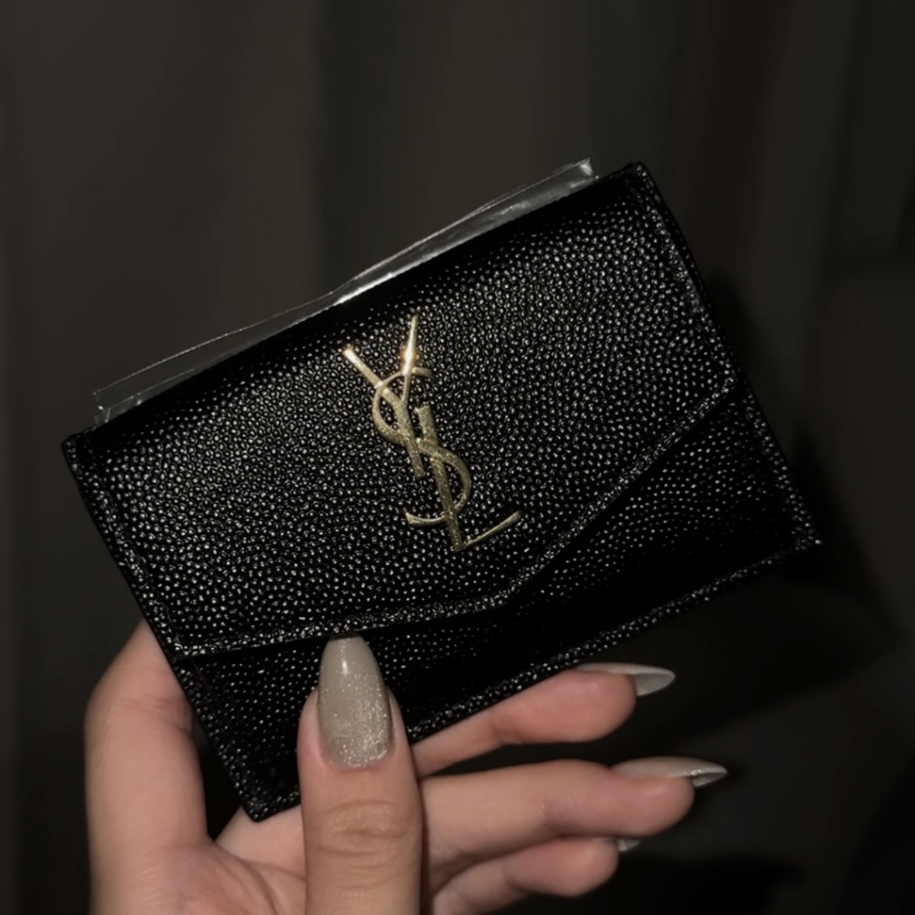 Saint Laurent Gold Monogram Uptown Card Case in Grain de Poudre Embossed Leather Black 착용 스타일