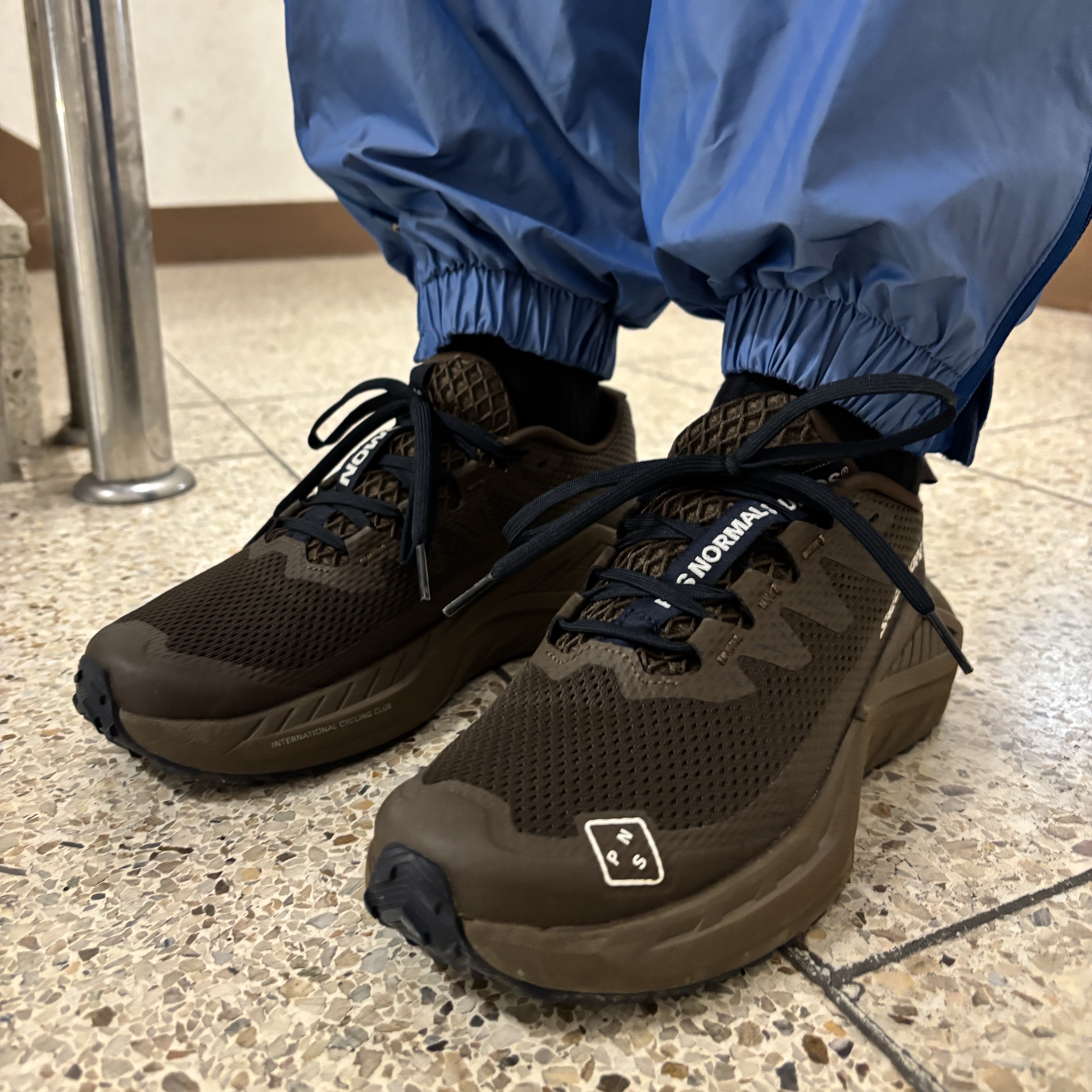 Salomon x Pas Normal Studios DRX Defy Grvl Earth Brown Wren 착용 스타일