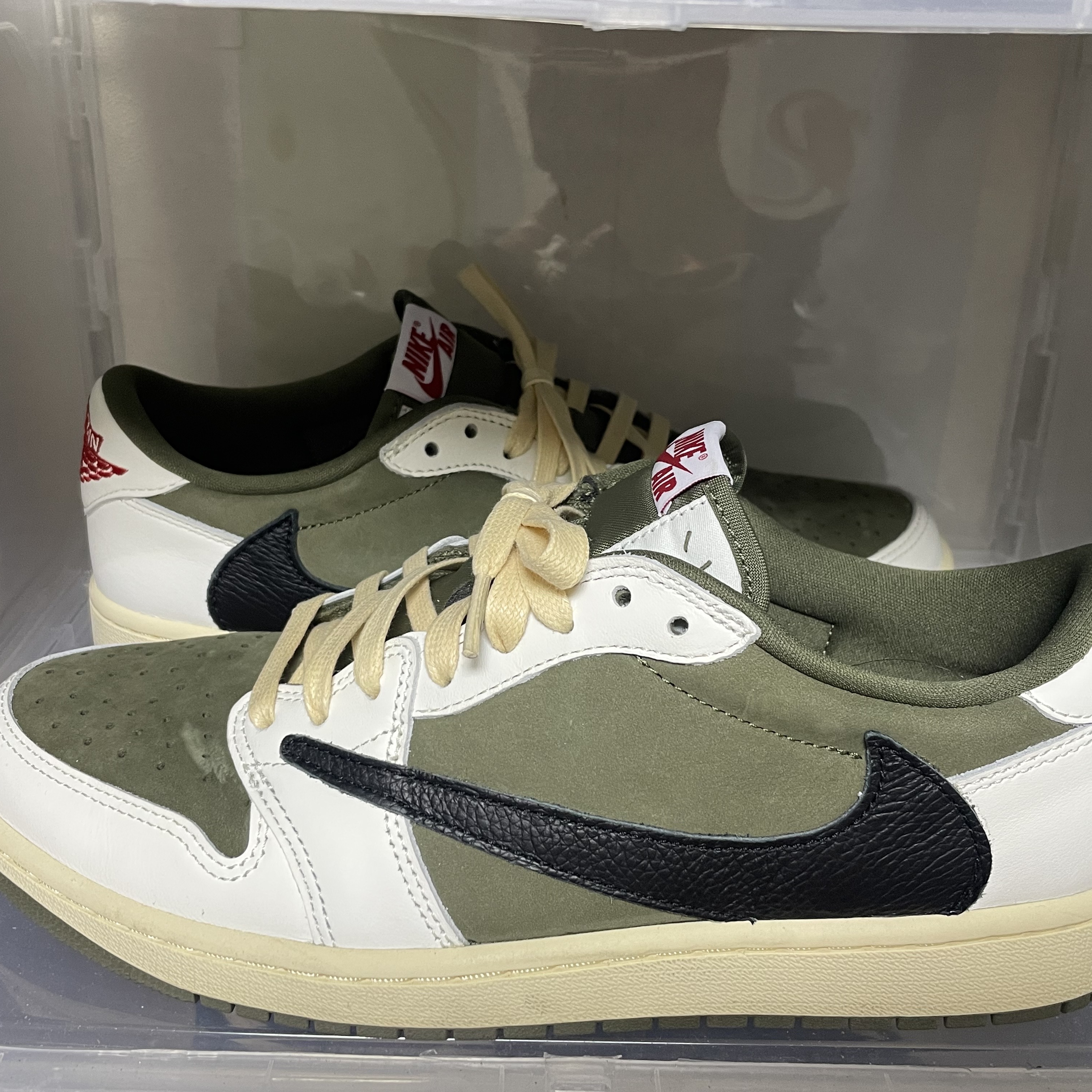 Jordan 1 x Travis Scott Retro Low OG SP Reverse Olive 착용 스타일 - 1