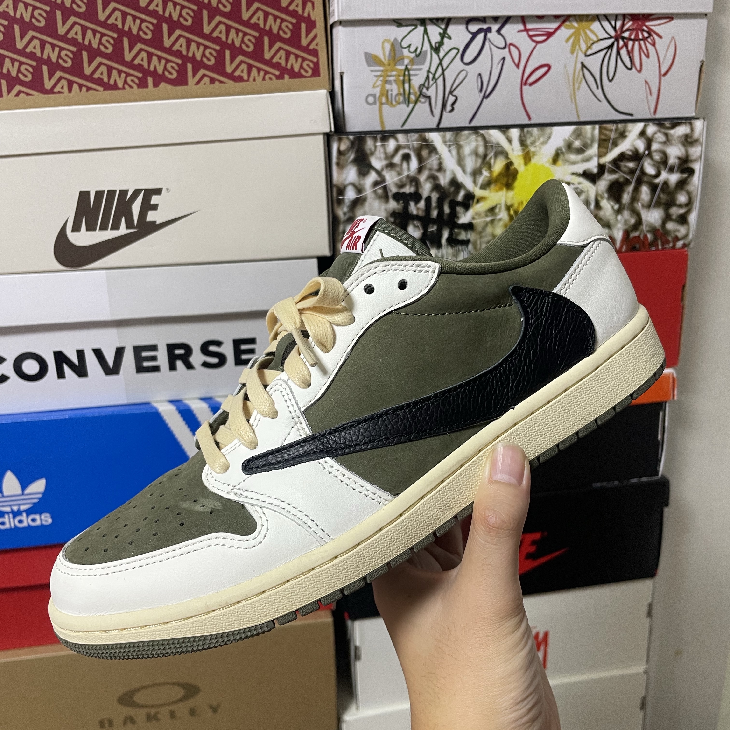 Jordan 1 x Travis Scott Retro Low OG SP Reverse Olive 착용 스타일 - 2