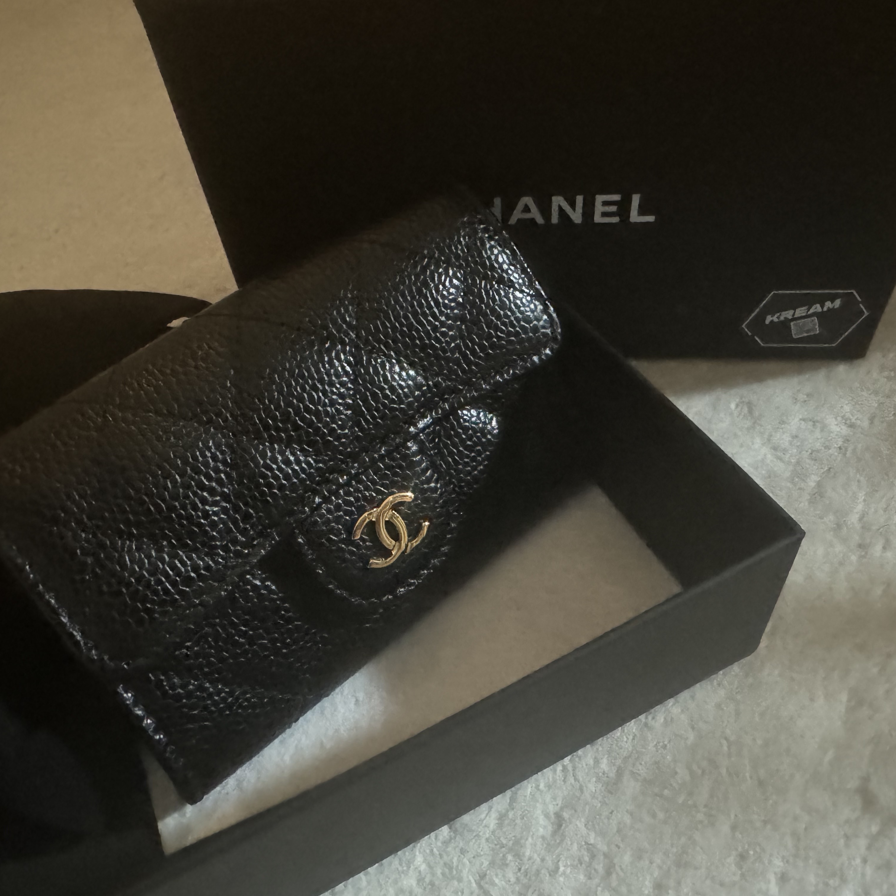 Chanel Classic Card Holder Grained Calfskin & Gold Black 착용 스타일