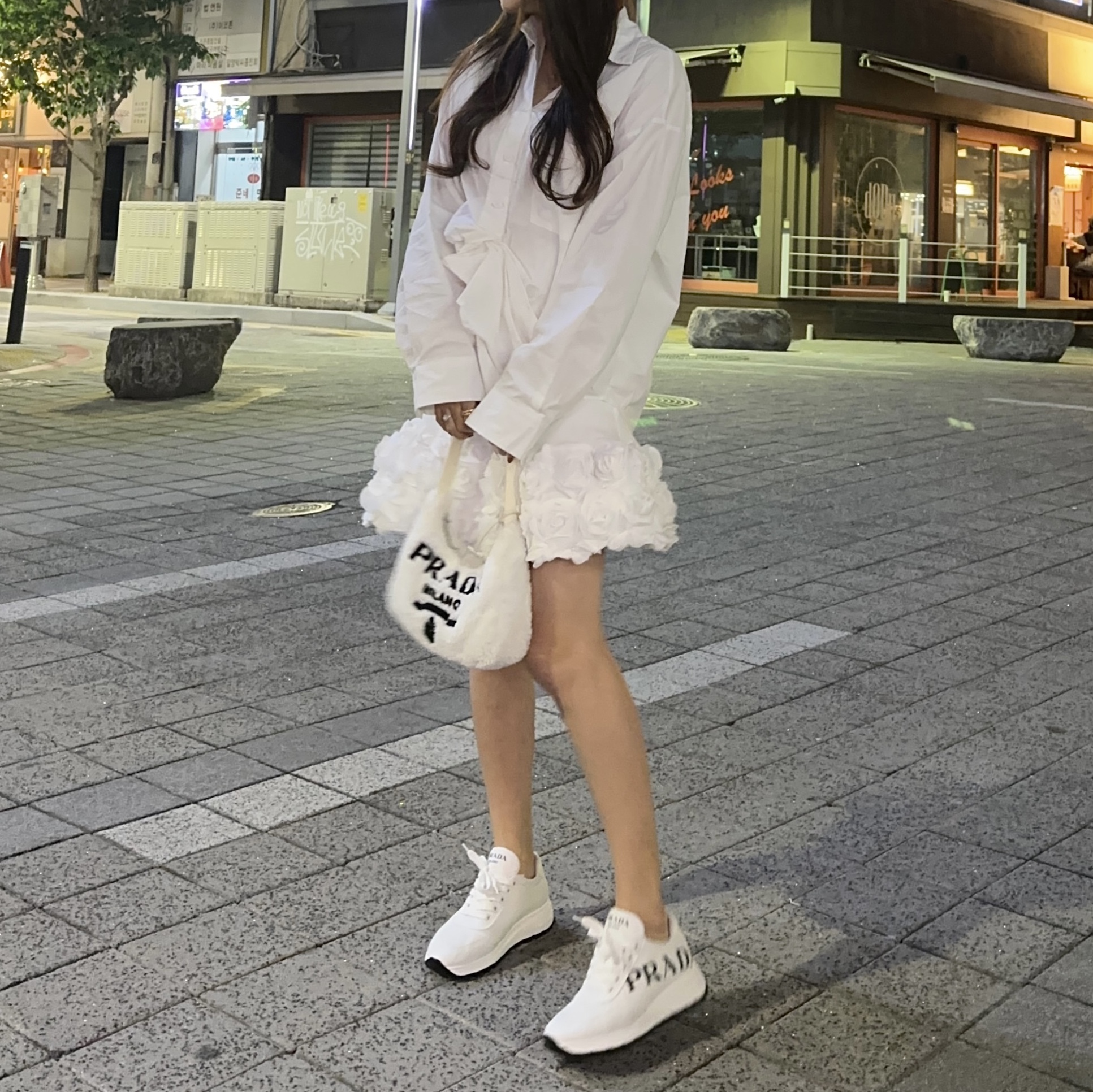 Prada Re-Edition 2000 Terry Mini Bag White Black 착용 스타일