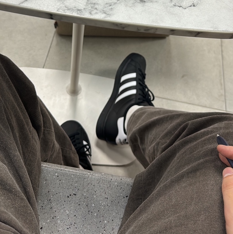 Adidas Superstar Core Black White 착용 스타일