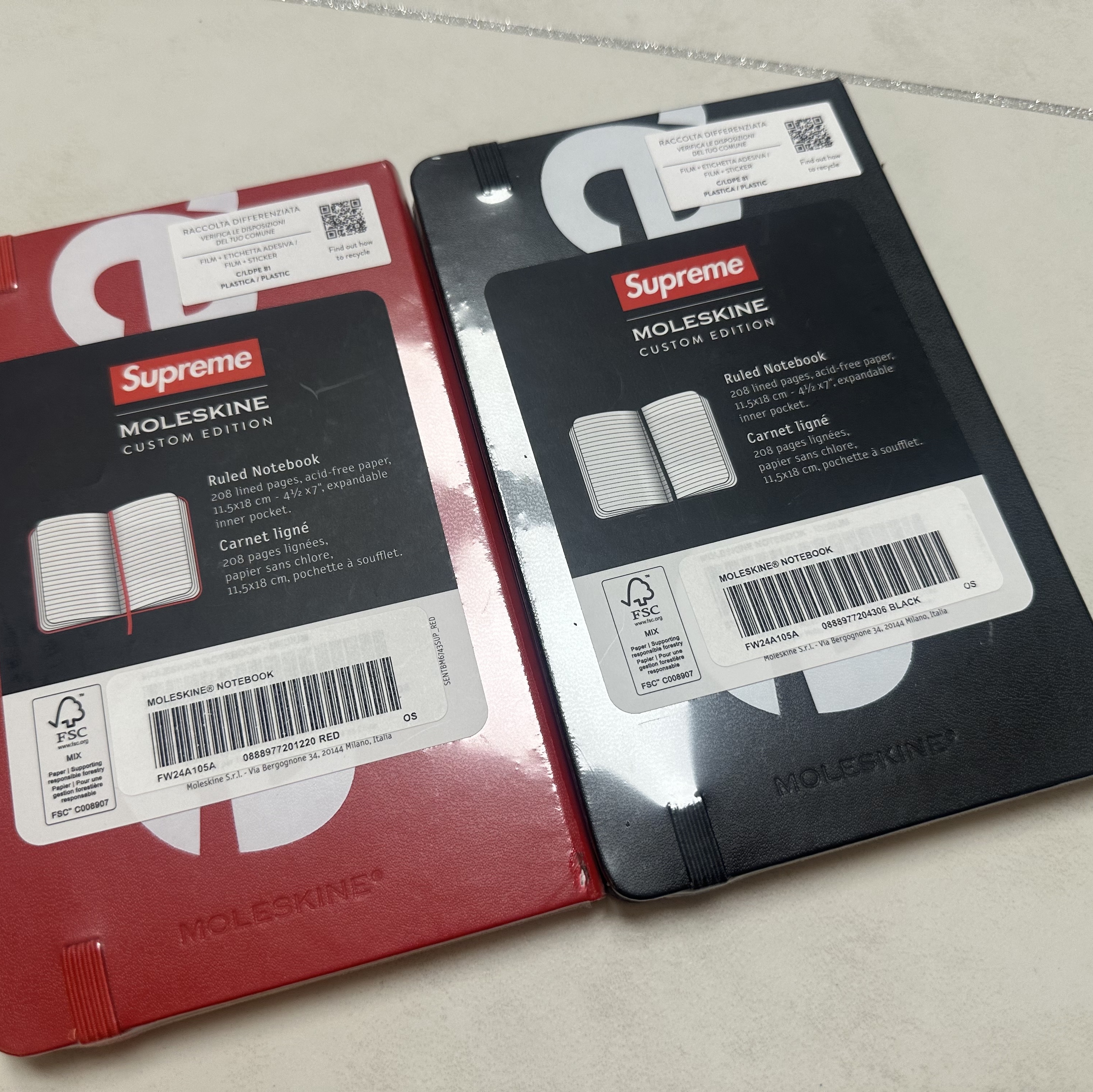 Supreme x Moleskine Notebook Black - 24FW 착용 스타일