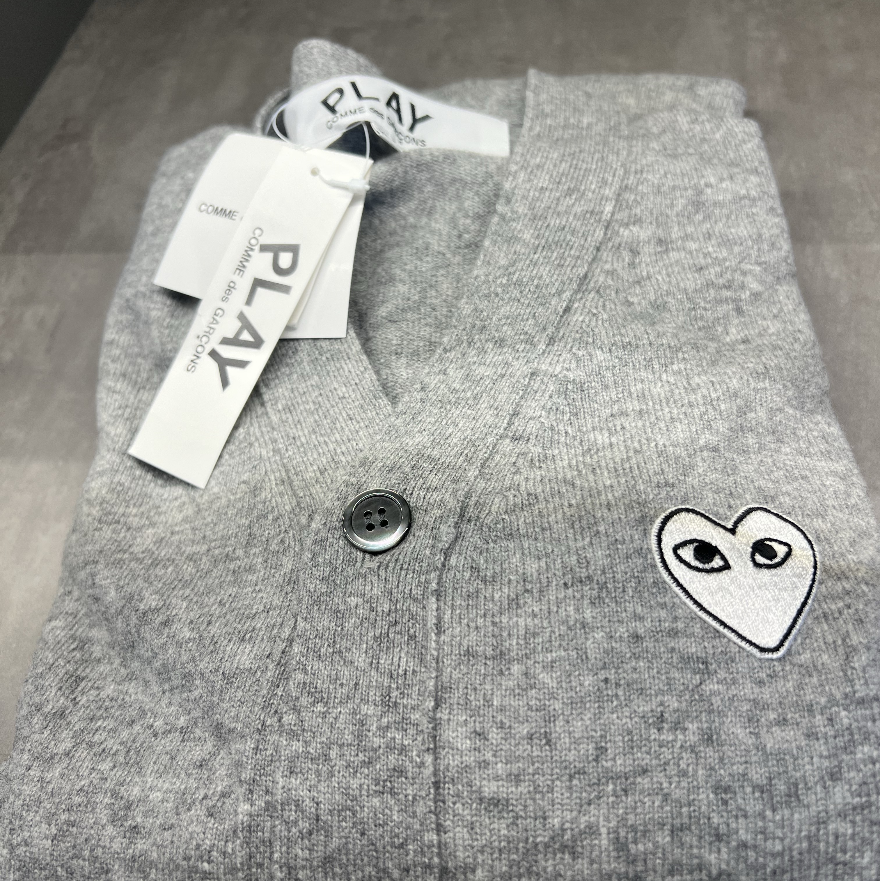 Play Comme des Garcons White Heart Knit Cardigan Light Grey 착용 스타일