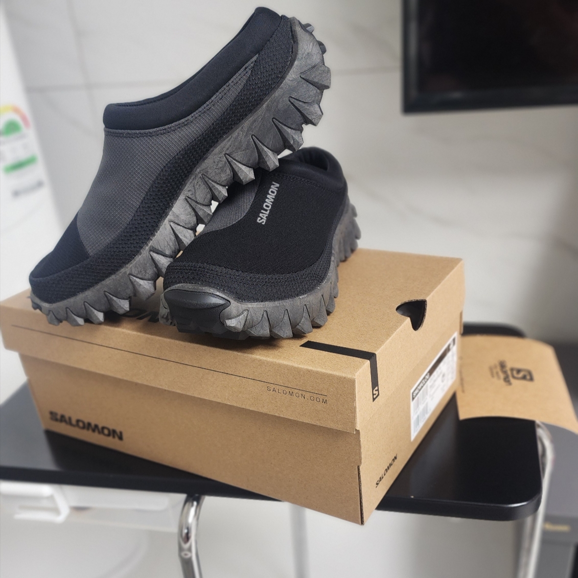 Salomon Snowclog Black Asphalt 착용 스타일 - 1