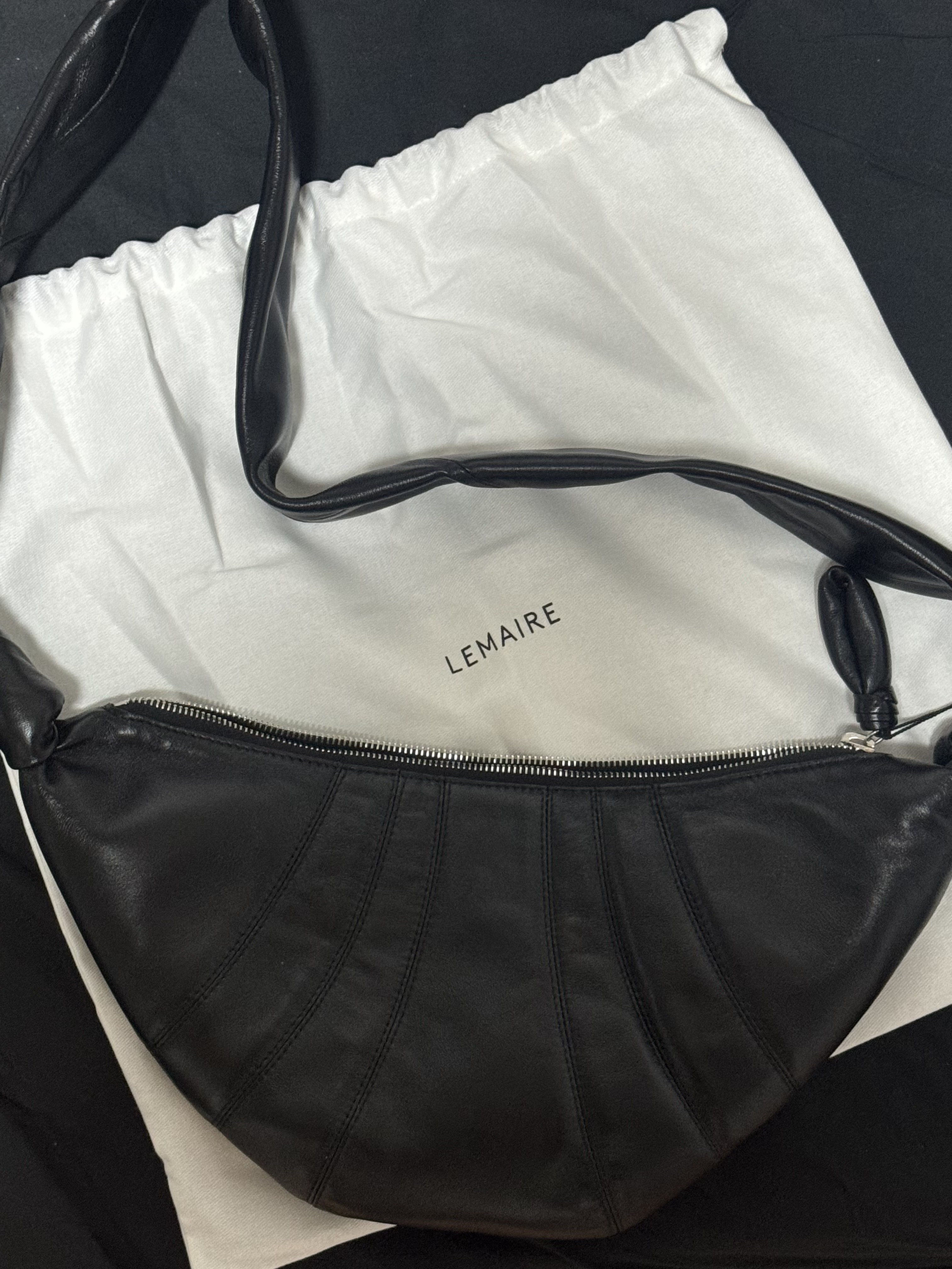 Lemaire Small Croissant Bag Soft Nappa Leather Black 착용 스타일