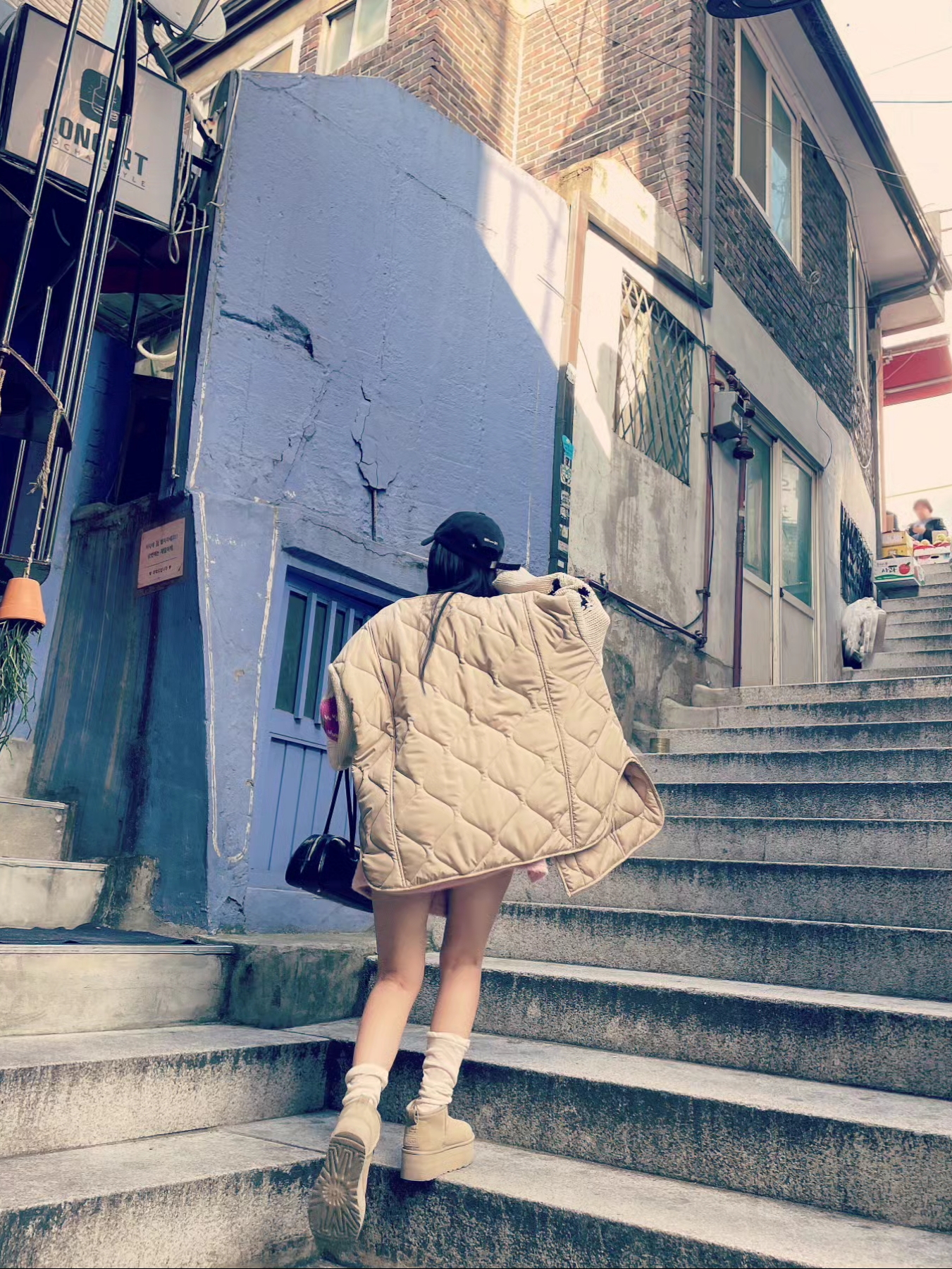 Emis New Logo Emis Cap Black, (W) UGG Classic Ultra Mini Platform Mustard Seed 착용 스타일 - 3