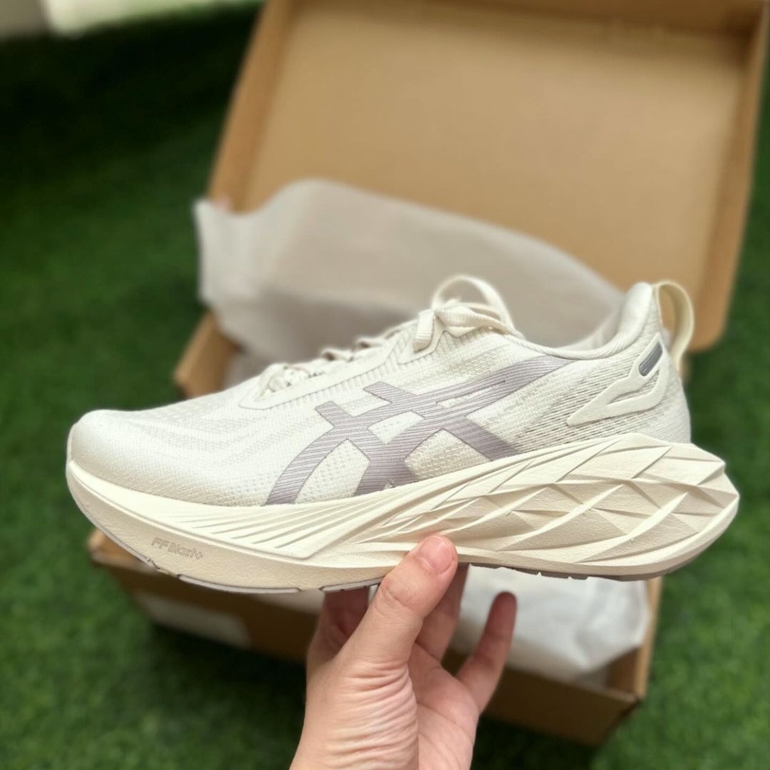Asics Novablast 4 LE Birch Moonrock, Asics Novablast 4 White 착용 스타일