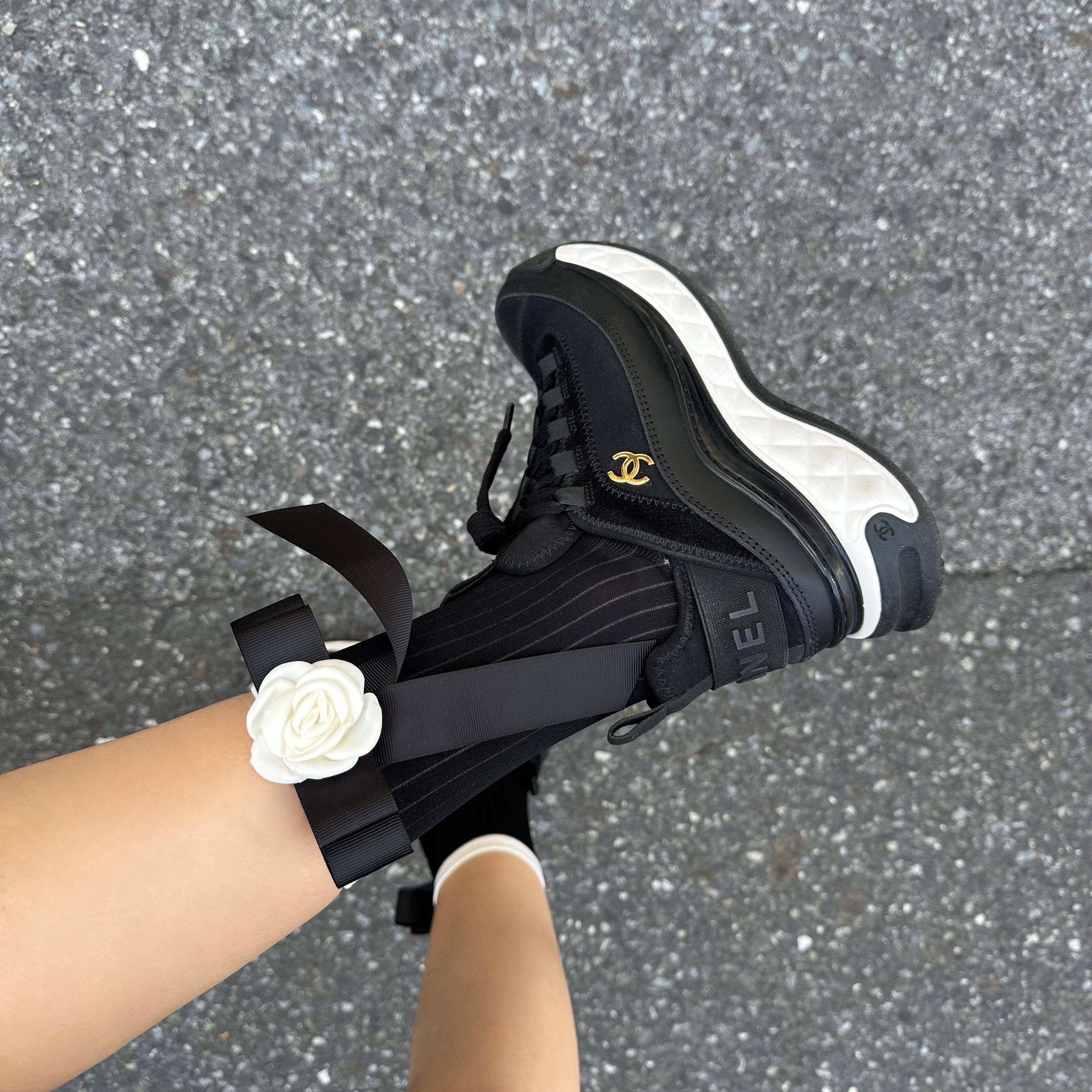 (W) Chanel Mixed Fibers Sneakers Velvet Calfskin & Gold Black 착용 스타일