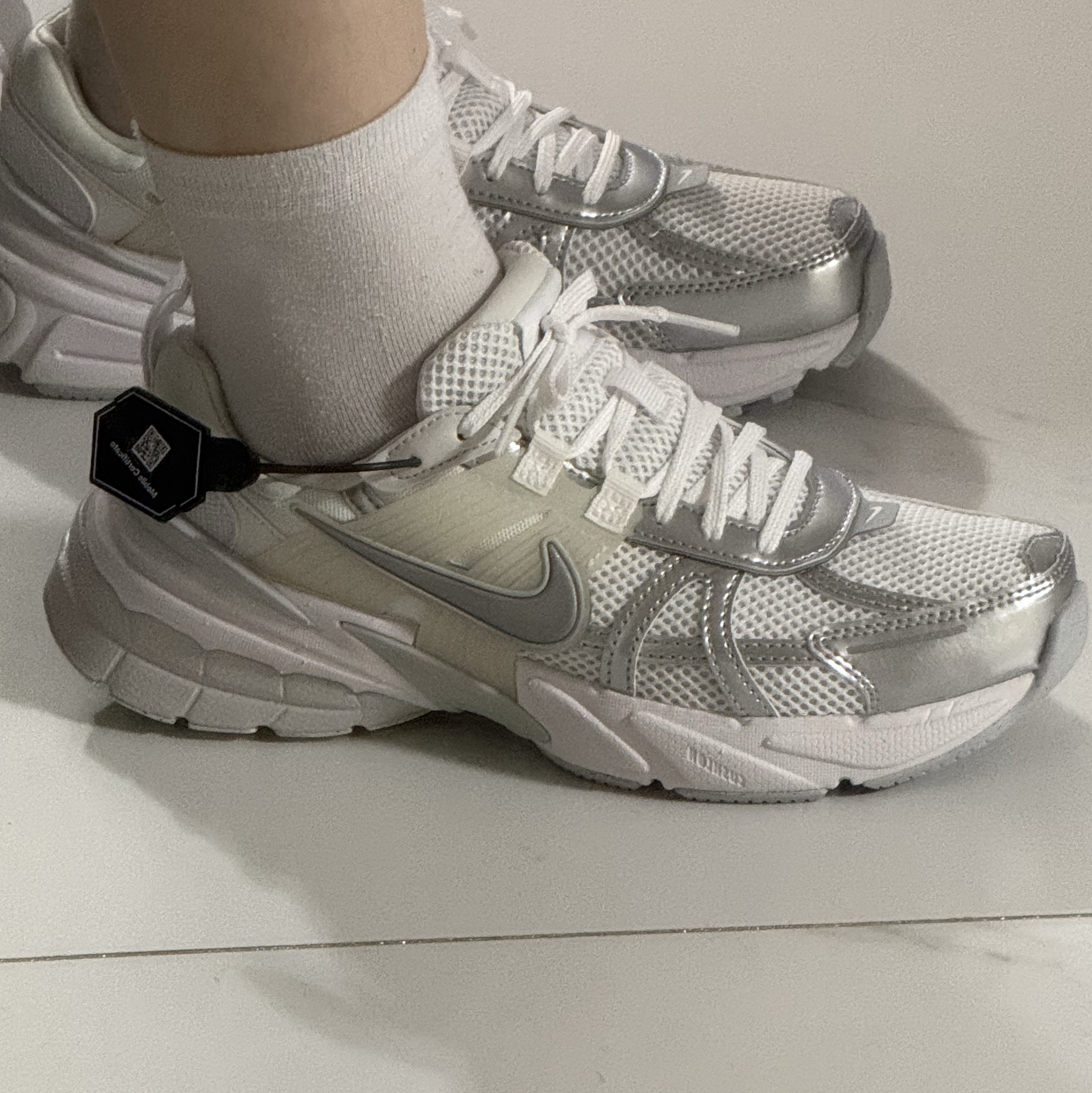 Nike V2K Run Metallic Silver White 착용 스타일