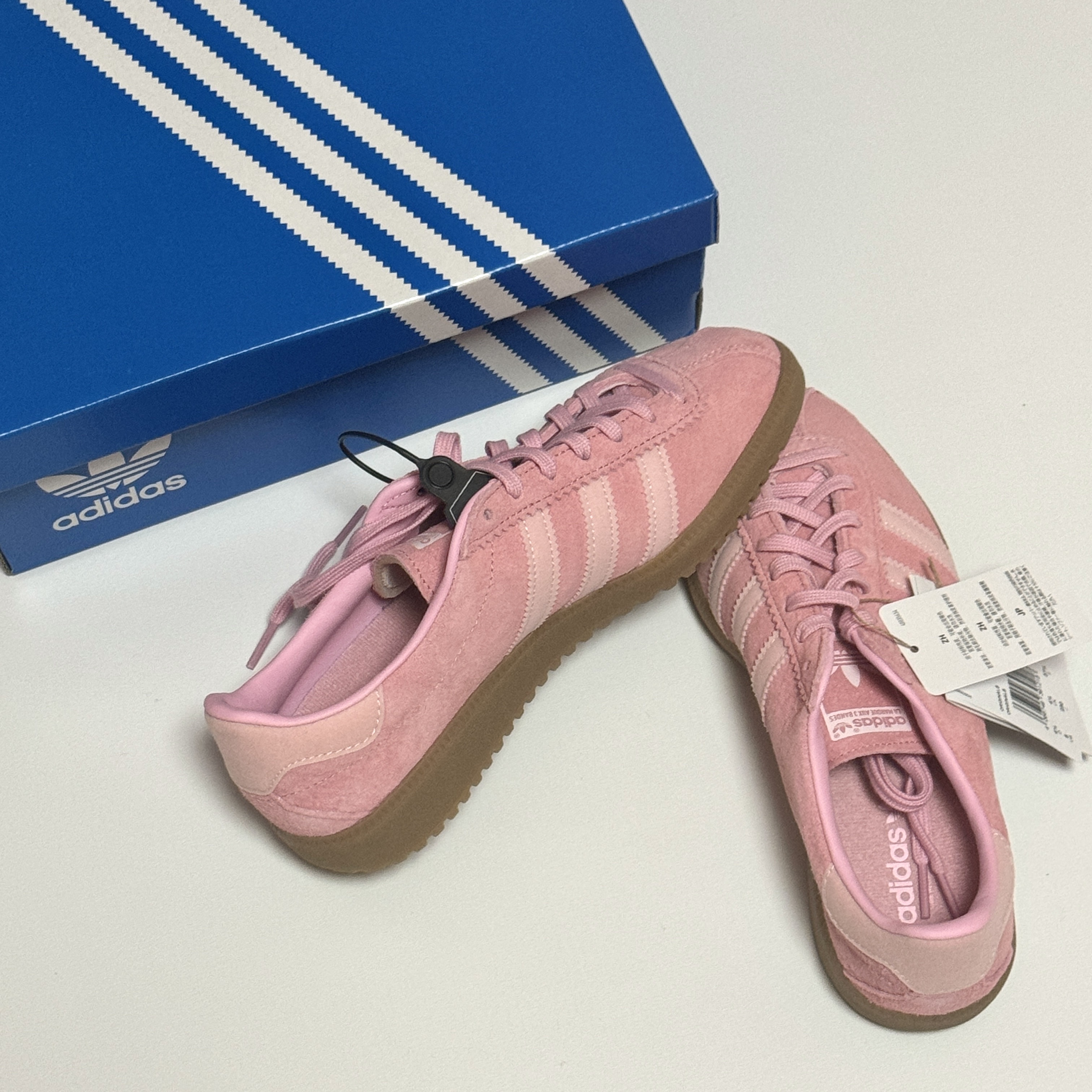 Adidas Bermuda Glow Pink 착용 스타일