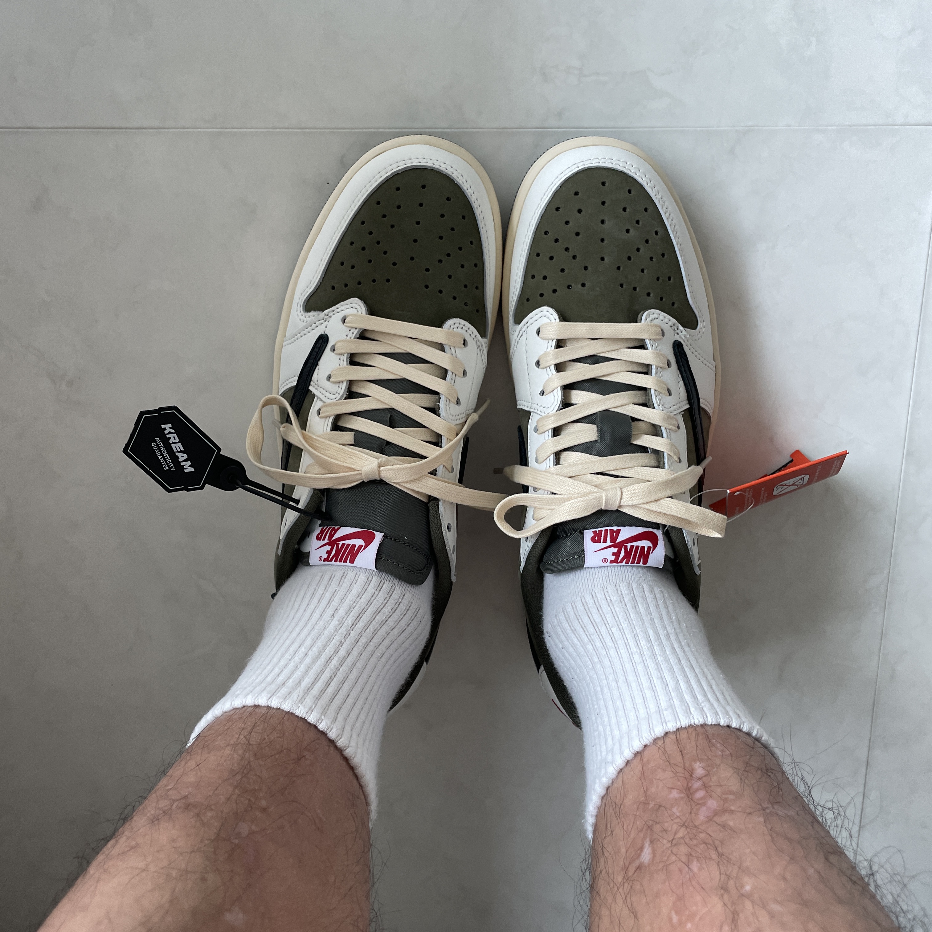 Jordan 1 x Travis Scott Retro Low OG SP Reverse Olive 착용 스타일 - 5