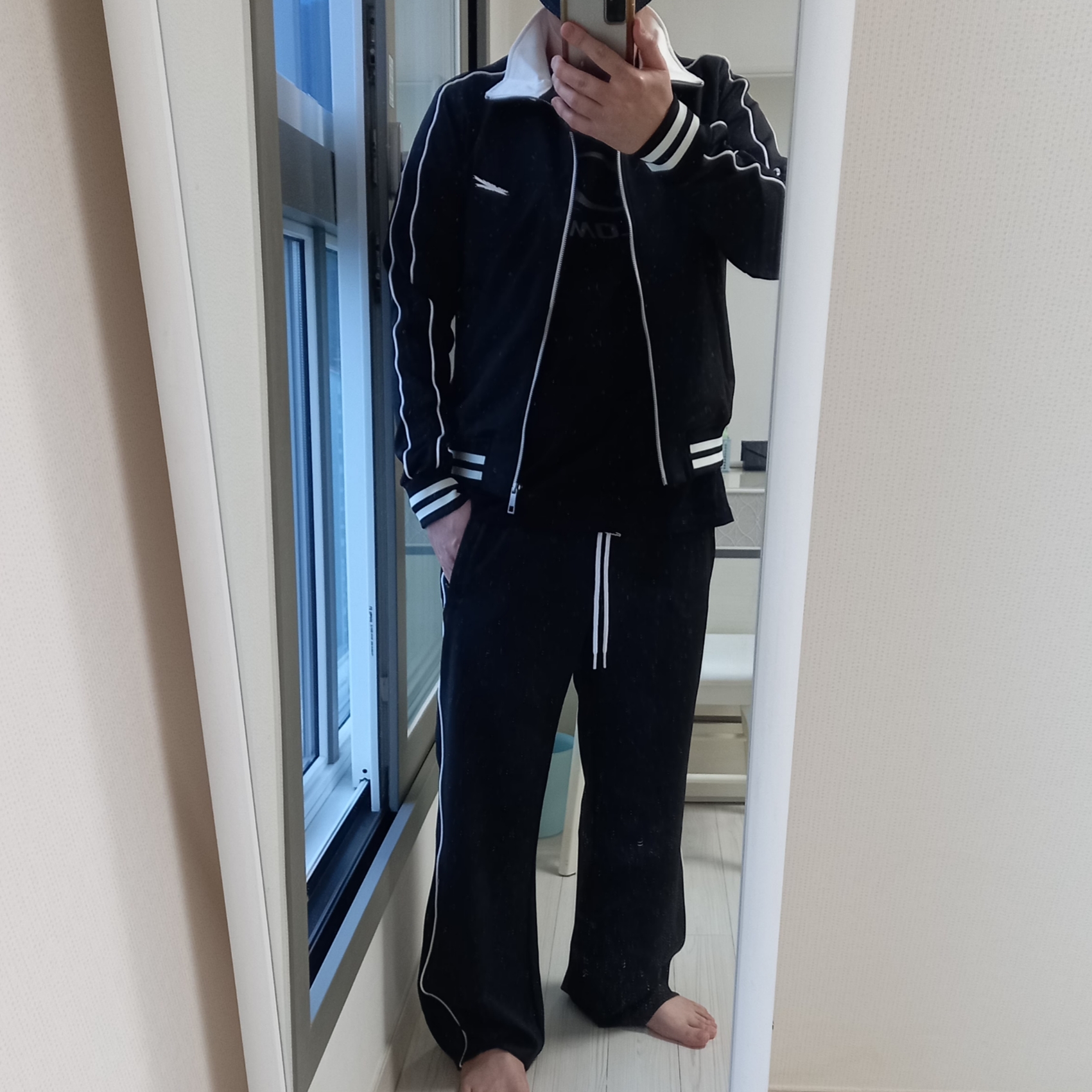 LE SSERAFIM Track Jacket Black, LE SSERAFIM Track Pants Black 착용 스타일 - 3