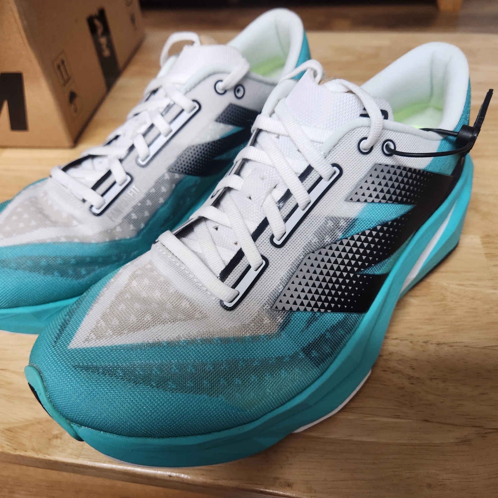 New Balance Fuelcell Rebel v4 Cyber Jade White - D Standard 착용 스타일 - 2