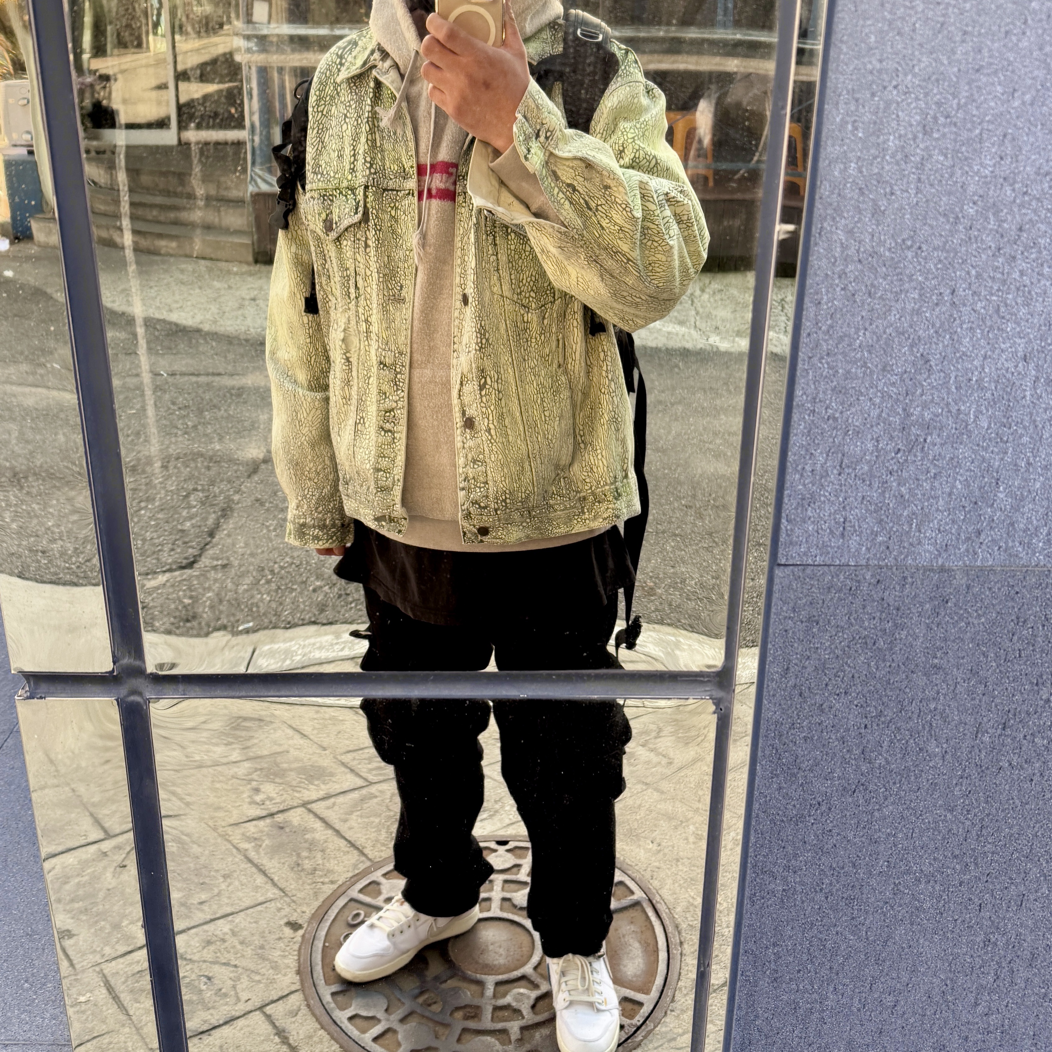 Supreme Crackle Denim Trucker Jacket Multicolor - 23FW, Supreme Inside Out Box Logo Hooded Sweatshirt Heather Grey - 23SS 착용 스타일