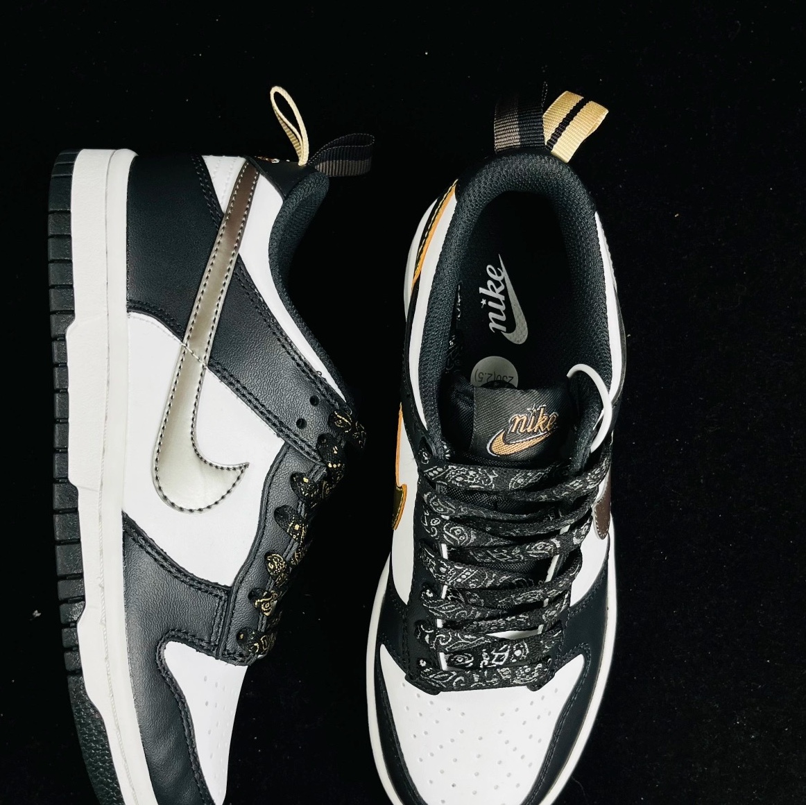 (GS) Nike Dunk Low SE Off Noir Summit White Metallic Pewter 착용 스타일 - 1