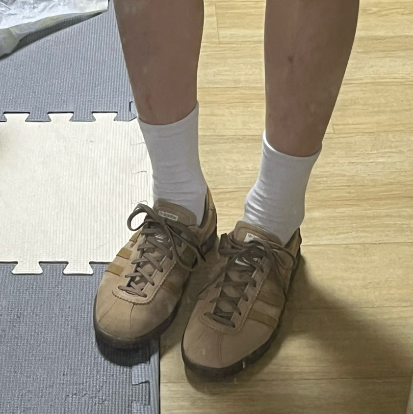 Adidas Tobacco Pantone Mesa 착용 스타일 - 2
